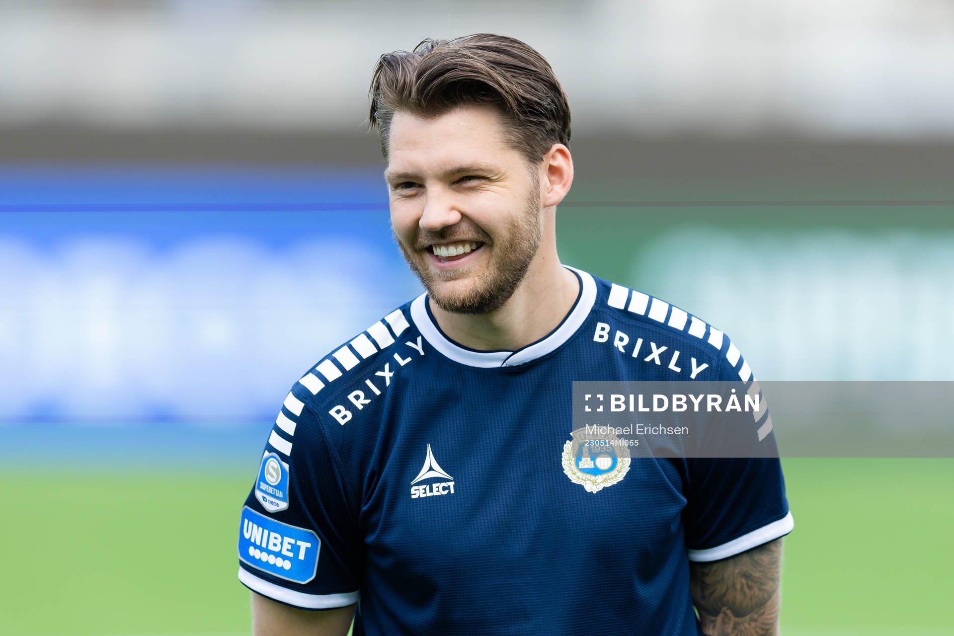 Utsiktens Karl Bohm på line up innan  fotbollsmatchen i