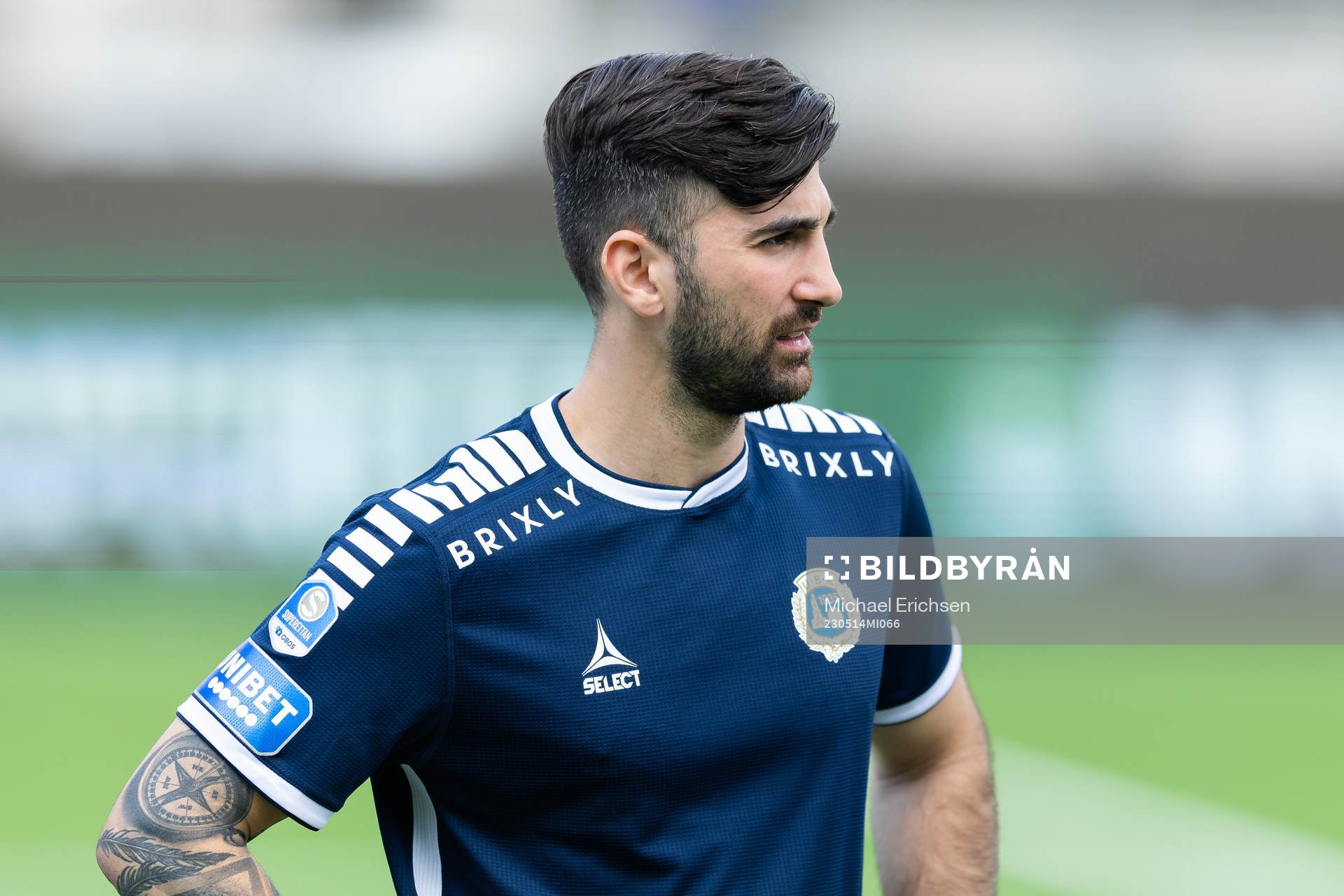 Utsiktens Allan Mohideen på line up innan  fotbollsmatchen