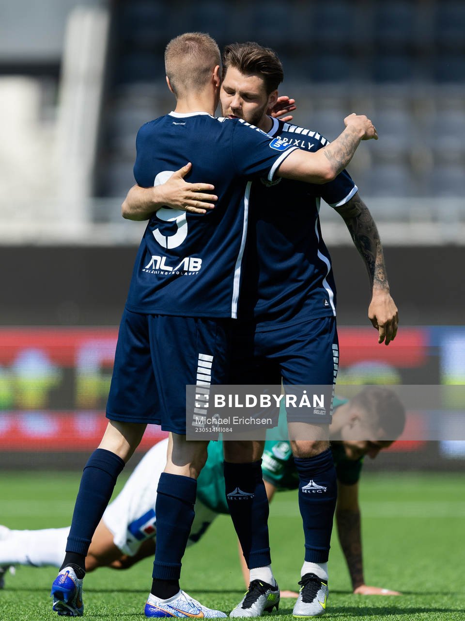 Utsiktens Lucas Hedlund jublar ihop med Karl Bohm