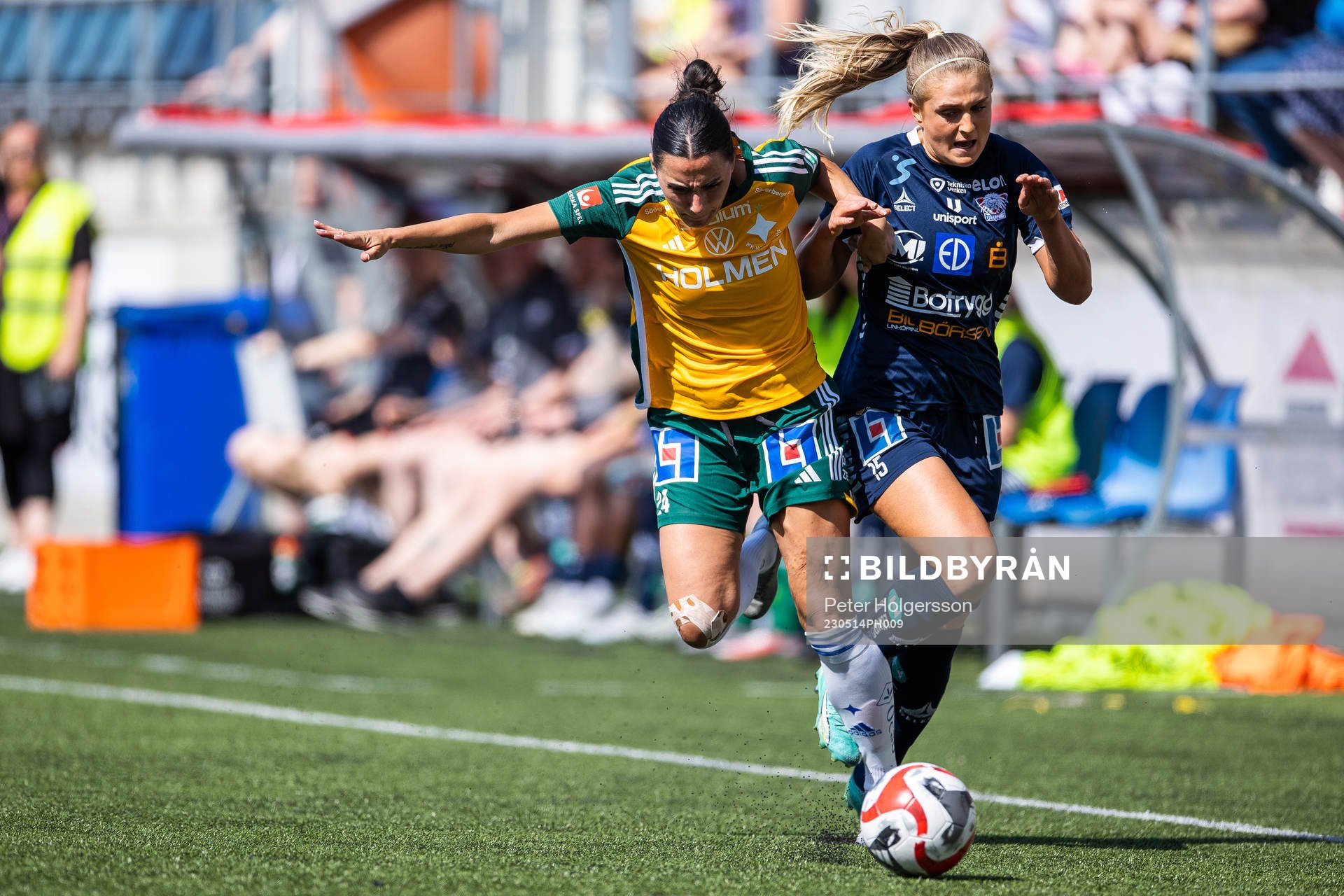 IFK Norrköpings Irma Cajlakovic och Linköpings Lisa Björk under fotbollsmatchen i Damallsvenskan mellan Linköping och IFK Norrköping den 14 maj 2023 i Linköping.