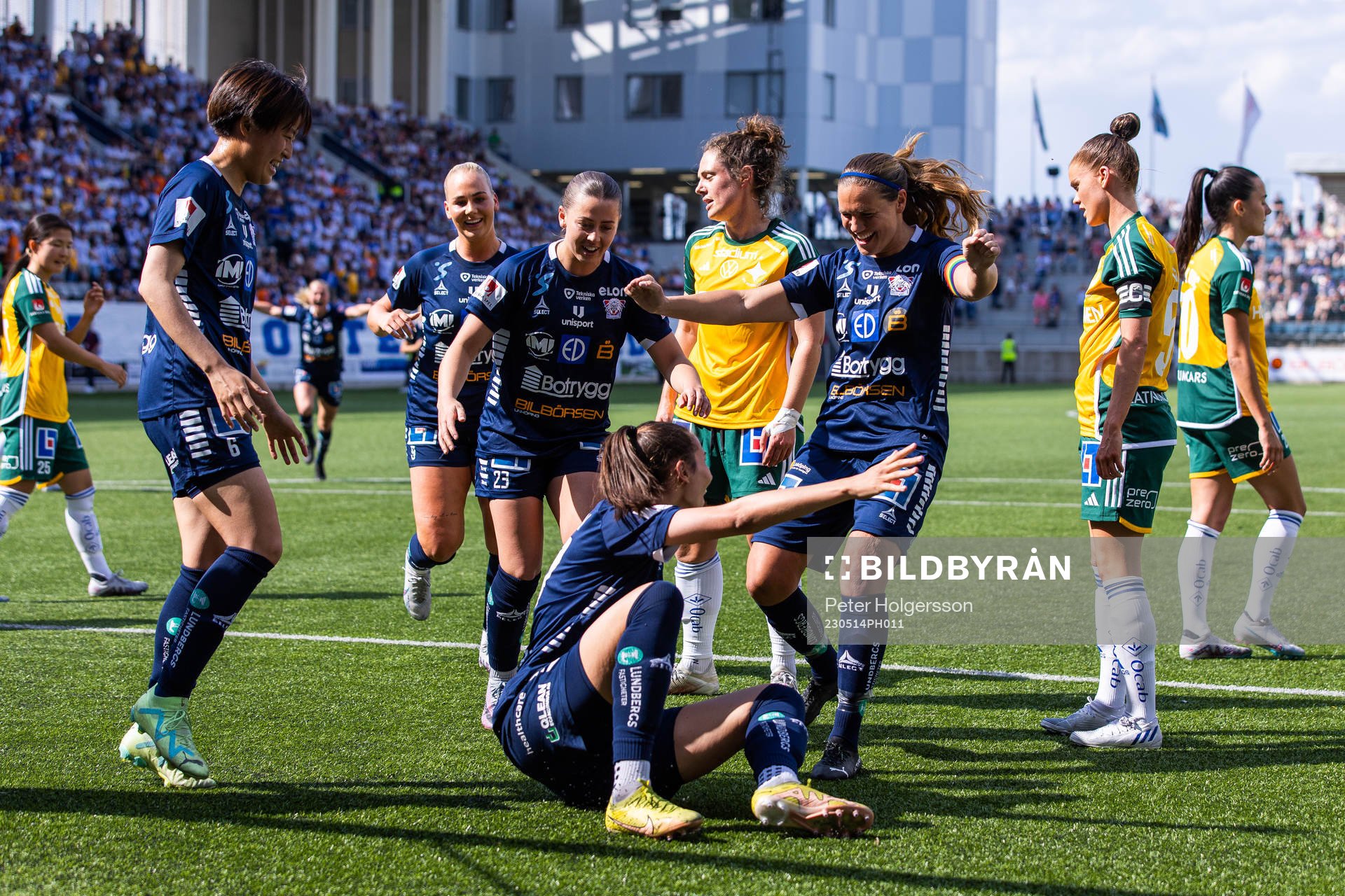 Linköpings Nellie Karlsson jublar med lagkamrater