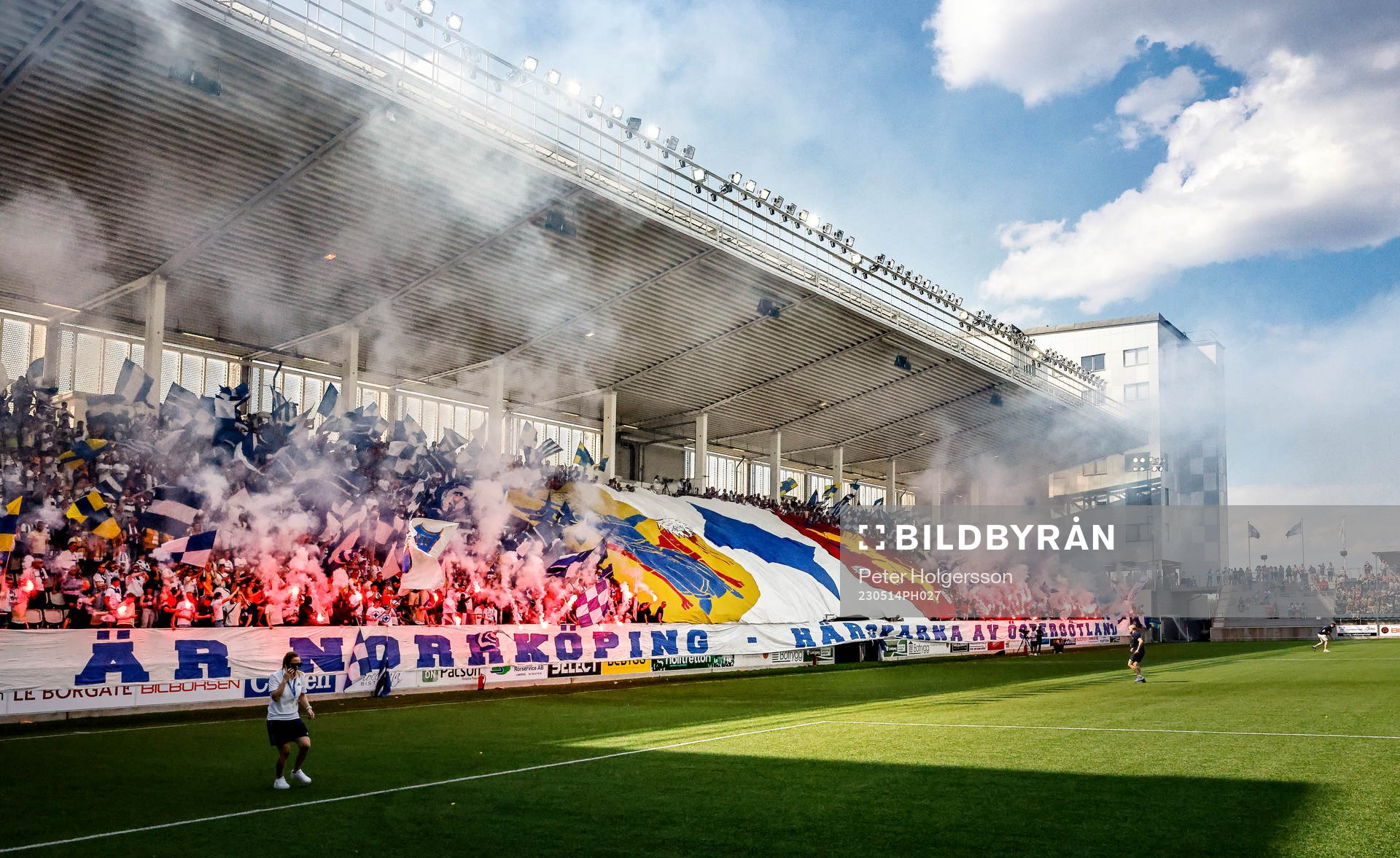Hela långsidan med Norrköpings-supporters