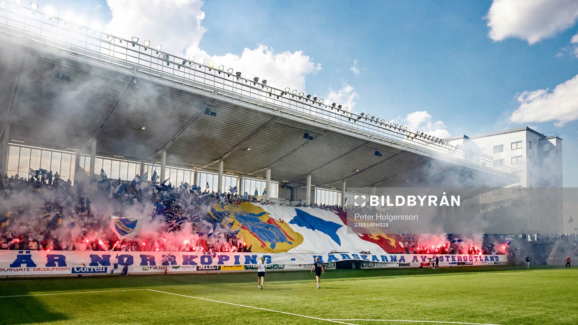 Hela långsidan med Norrköpings-supporters