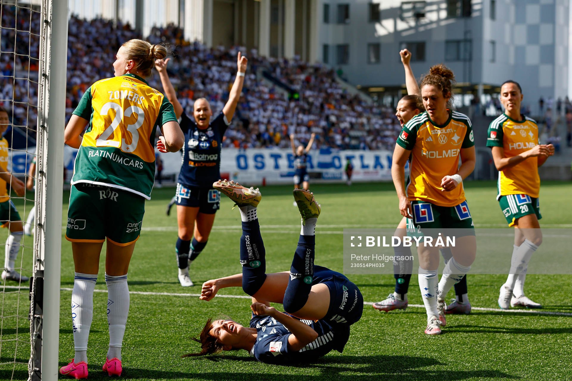 Linköpings Nellie Karlsson ser bollen gå i mål 1-0