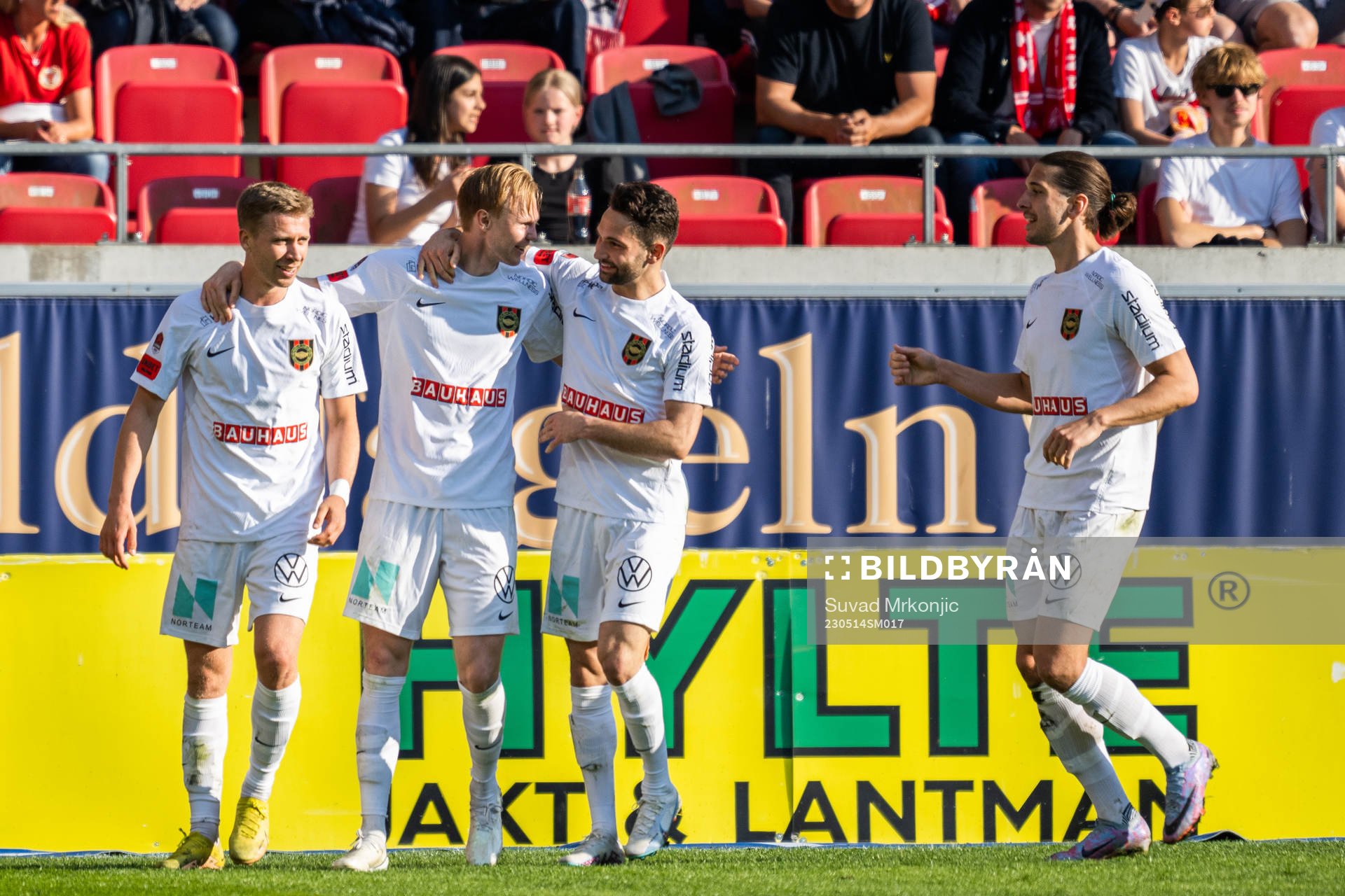 Brommapojkarnas Ludvig Fritzson jublar med lagkamrater