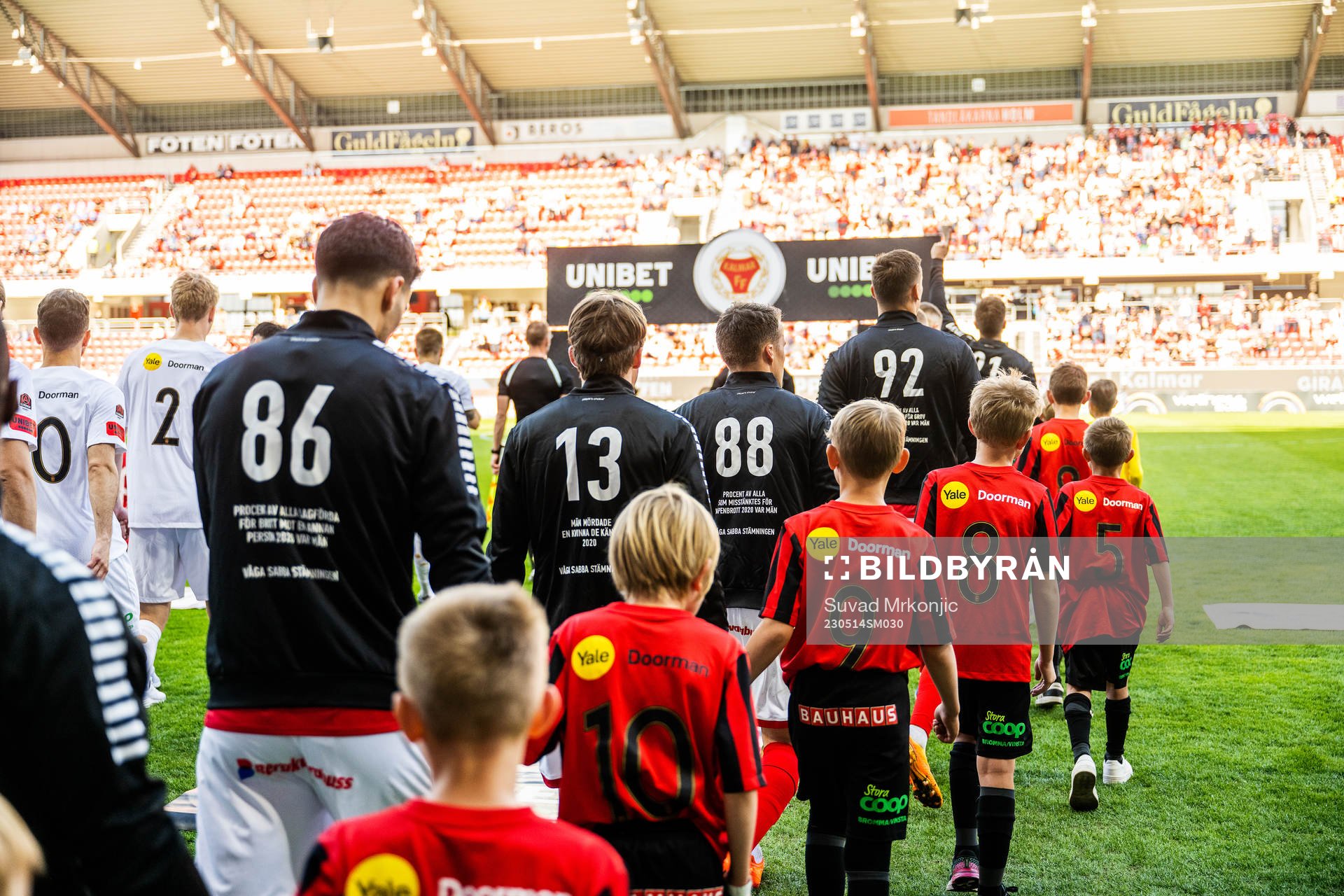Kalmars spelare marscherar in med speciellt budskap på tröjorna under fotbollsmatchen i Allsvenskan mellan Kalmar och Brommapojkarna den 14 maj 2023 i Kalmar.