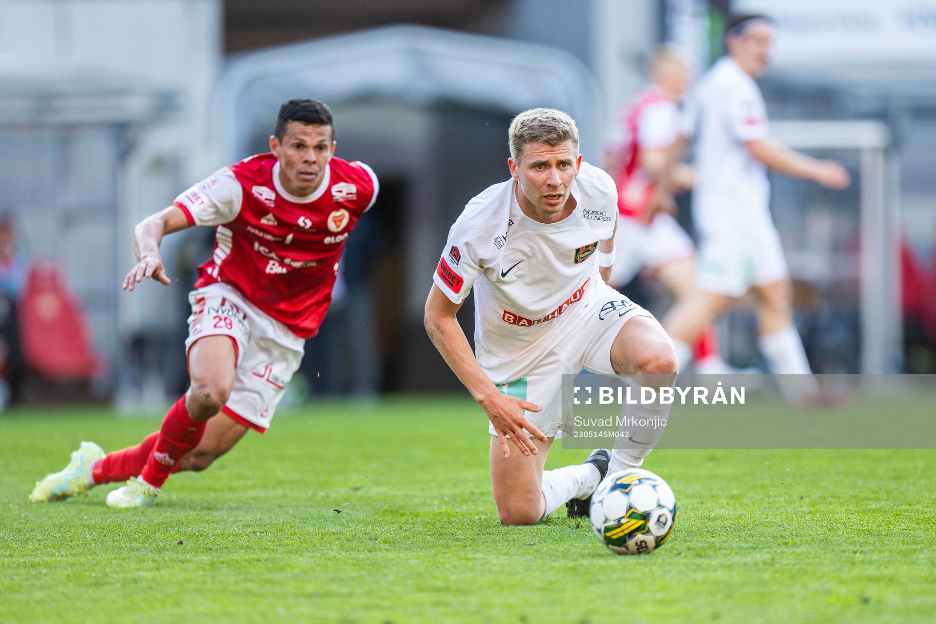 Kalmars Romario Pereira Sipiao och Brommapojkarnas Ludvig Fritzson under fotbollsmatchen i Allsvenskan mellan Kalmar och Brommapojkarna den 14 maj 2023 i Kalmar.