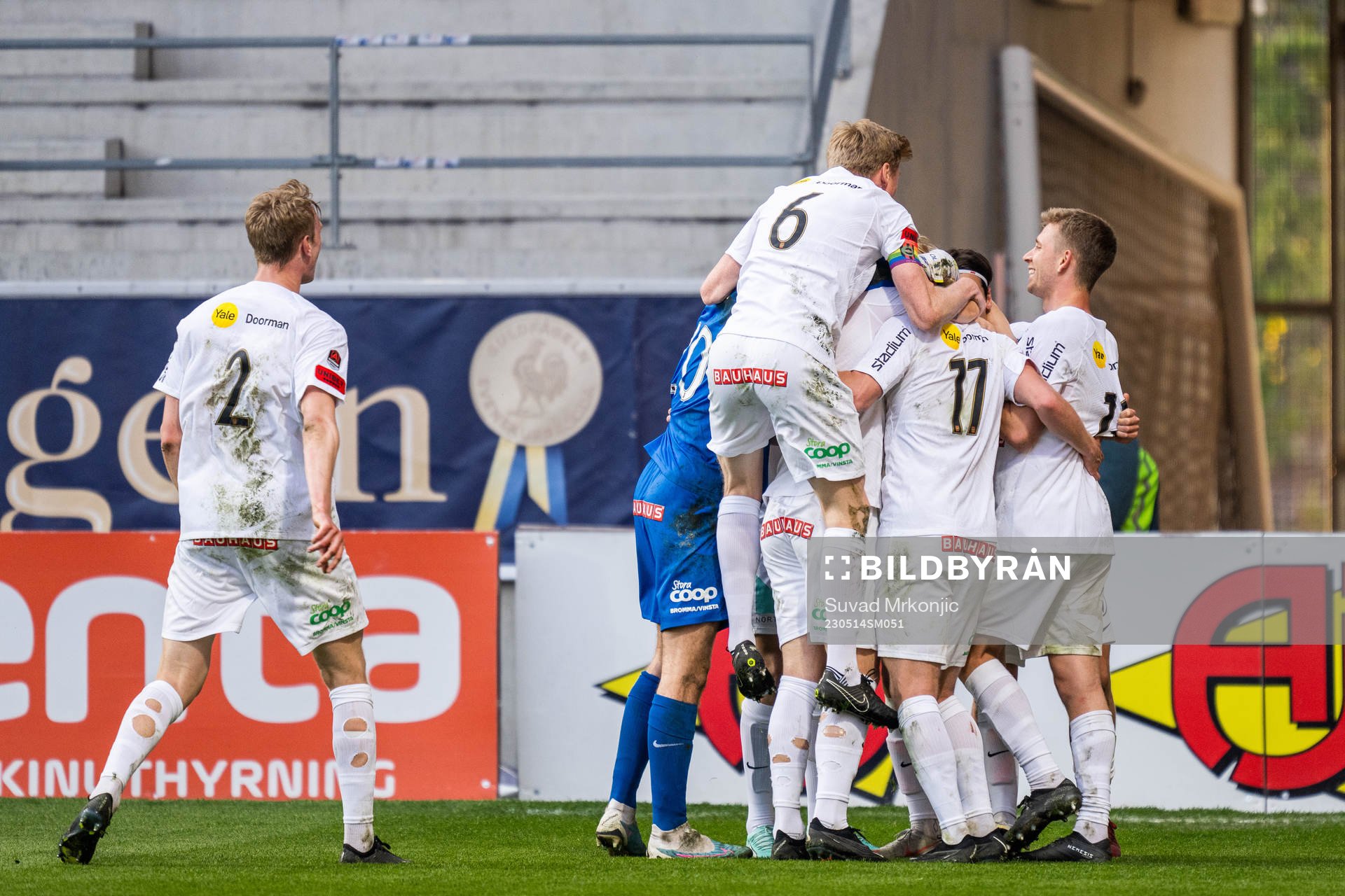Brommapojkarnas Samuel Kroon jublar med lagkamrater efter att han gjort 1-3 under fotbollsmatchen i Allsvenskan mellan Kalmar och Brommapojkarna den 14 maj 2023 i Kalmar.