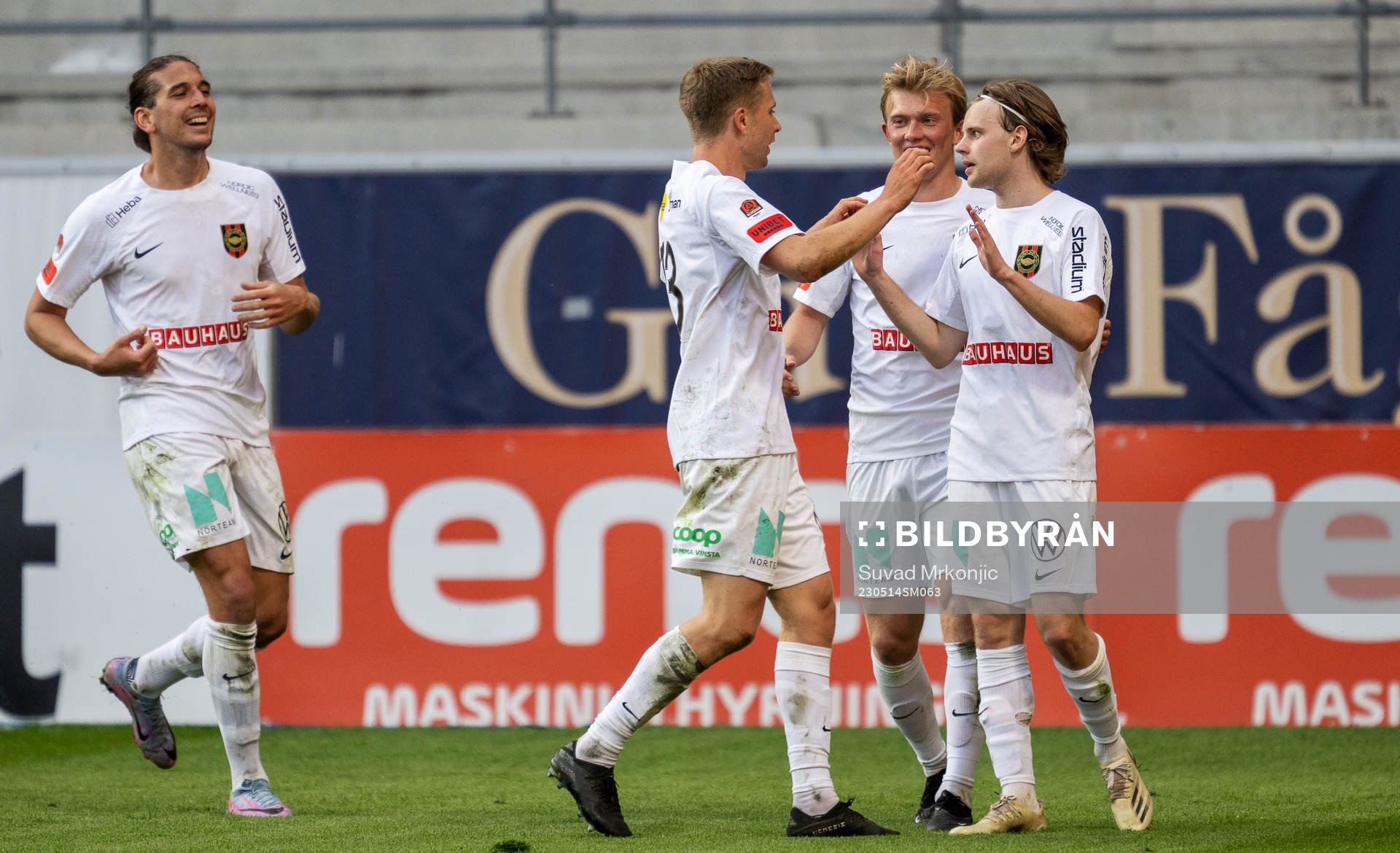 Brommapojkarnas Oscar Pettersson jublar med lagkamrater