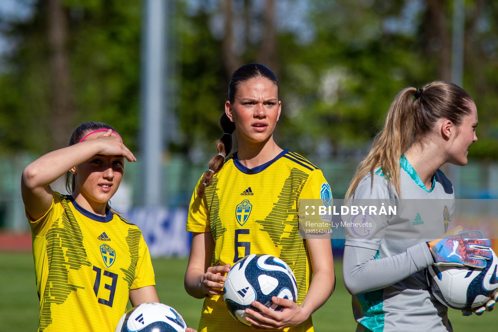 Saga Fredgren, Bella Andersson and målvakt Julia Cavander