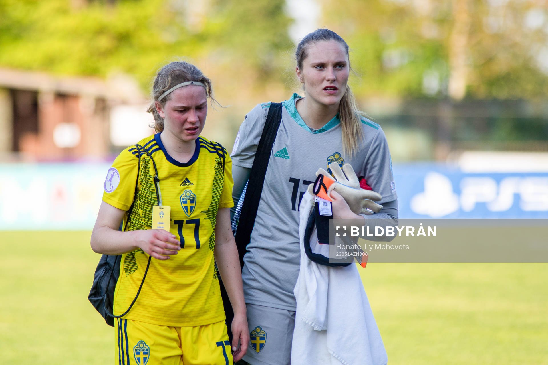 Hannah Sjödahl and målvakt Julia Cavander of Sweden look