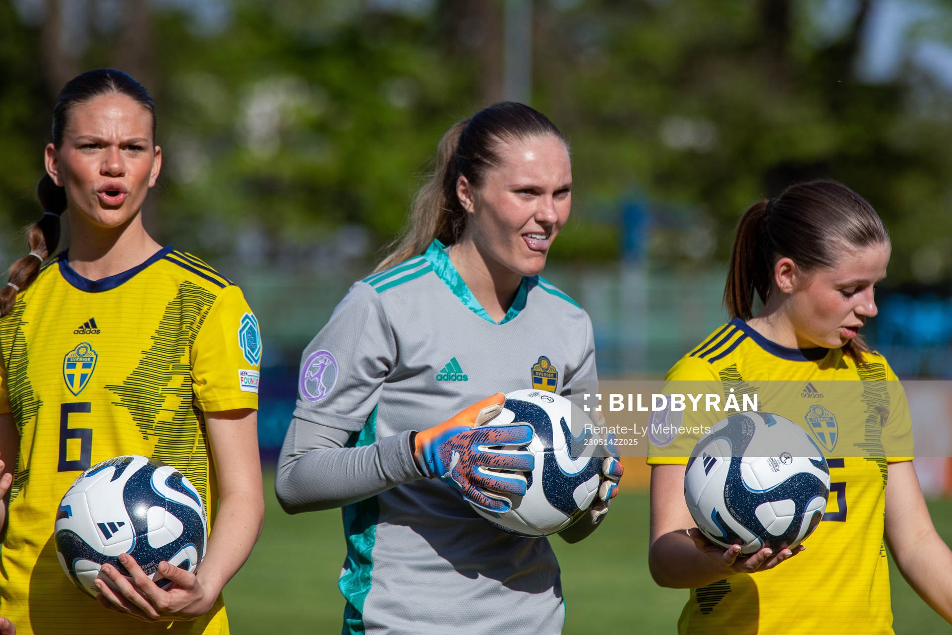 Bella Andersson, goalkeeper Julia Cavander and Emma Holmqvist of Sweden ahead of the 2023 UEFA Women's Under-17 Championship match between Sweden and France on May 14, 2023 in Tartu.