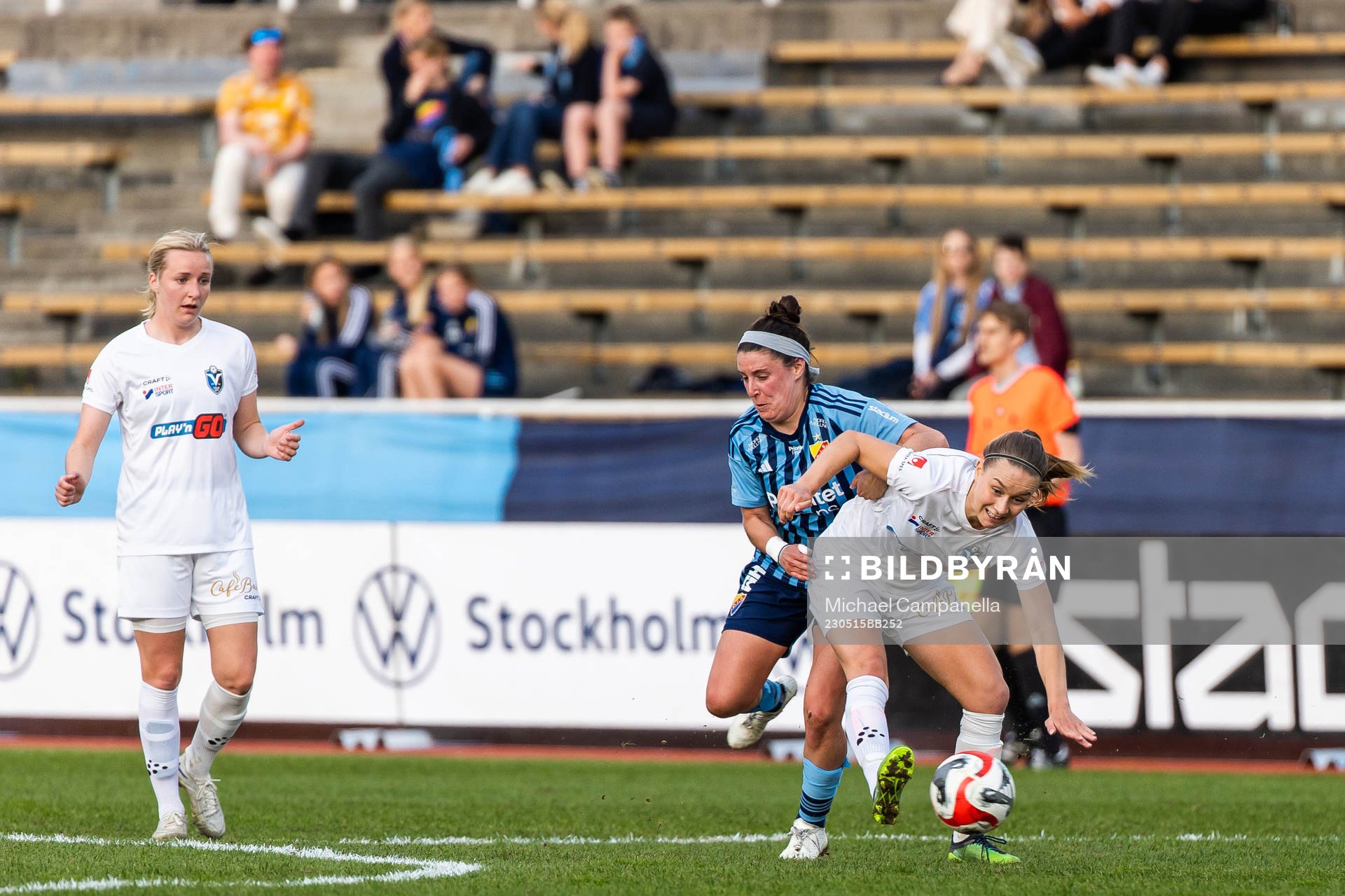 ≤dj<Hayley Dowd och Växjö DFFs Amanda Altheden