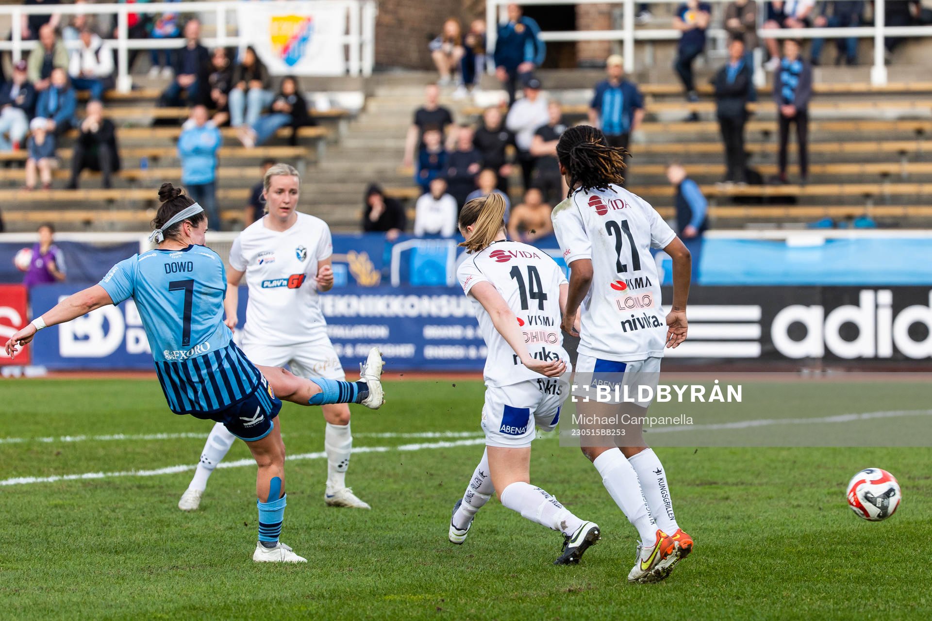 Djurgårdens Hayley Dowd skjuter förbi täckande Växjö DFFs Maria Møller Thomsen under fotbollsmatchen i Damallsvenskan mellan Djurgården och Växjö DFF den 15 maj 2023 i Stockholm.