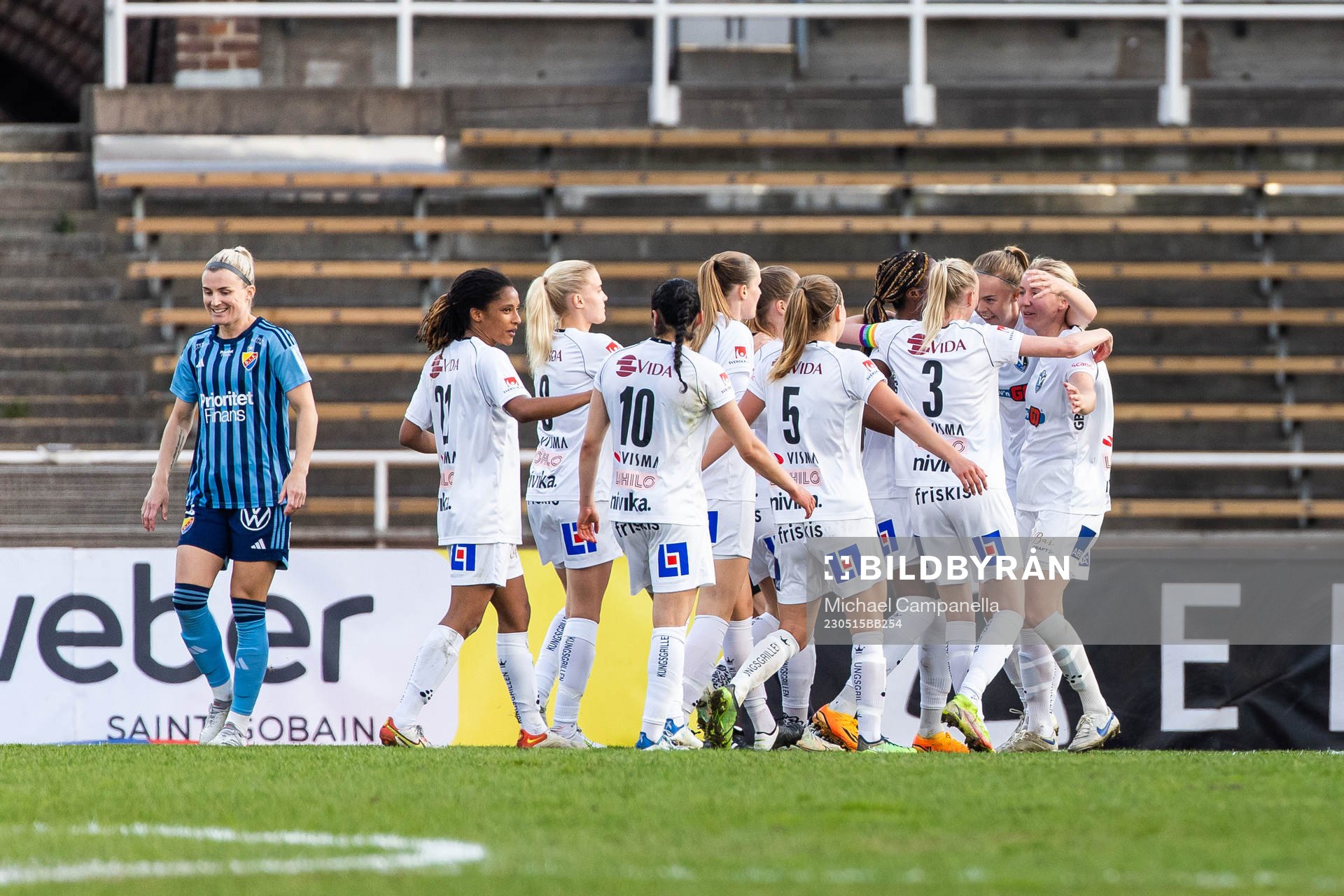 Växjö DFFs Alexandra Jonasson jublar med lagkamrater efter 0-1 under fotbollsmatchen i Damallsvenskan mellan Djurgården och Växjö DFF den 15 maj 2023 i Stockholm.