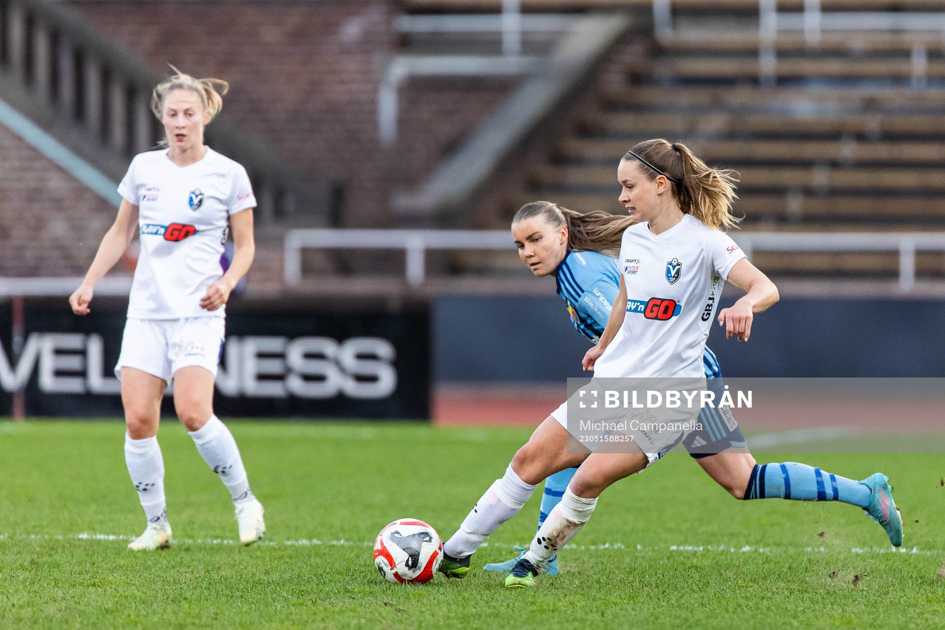Djurgårdens Ebba Hed och Växjö DFFs Amanda Altheden