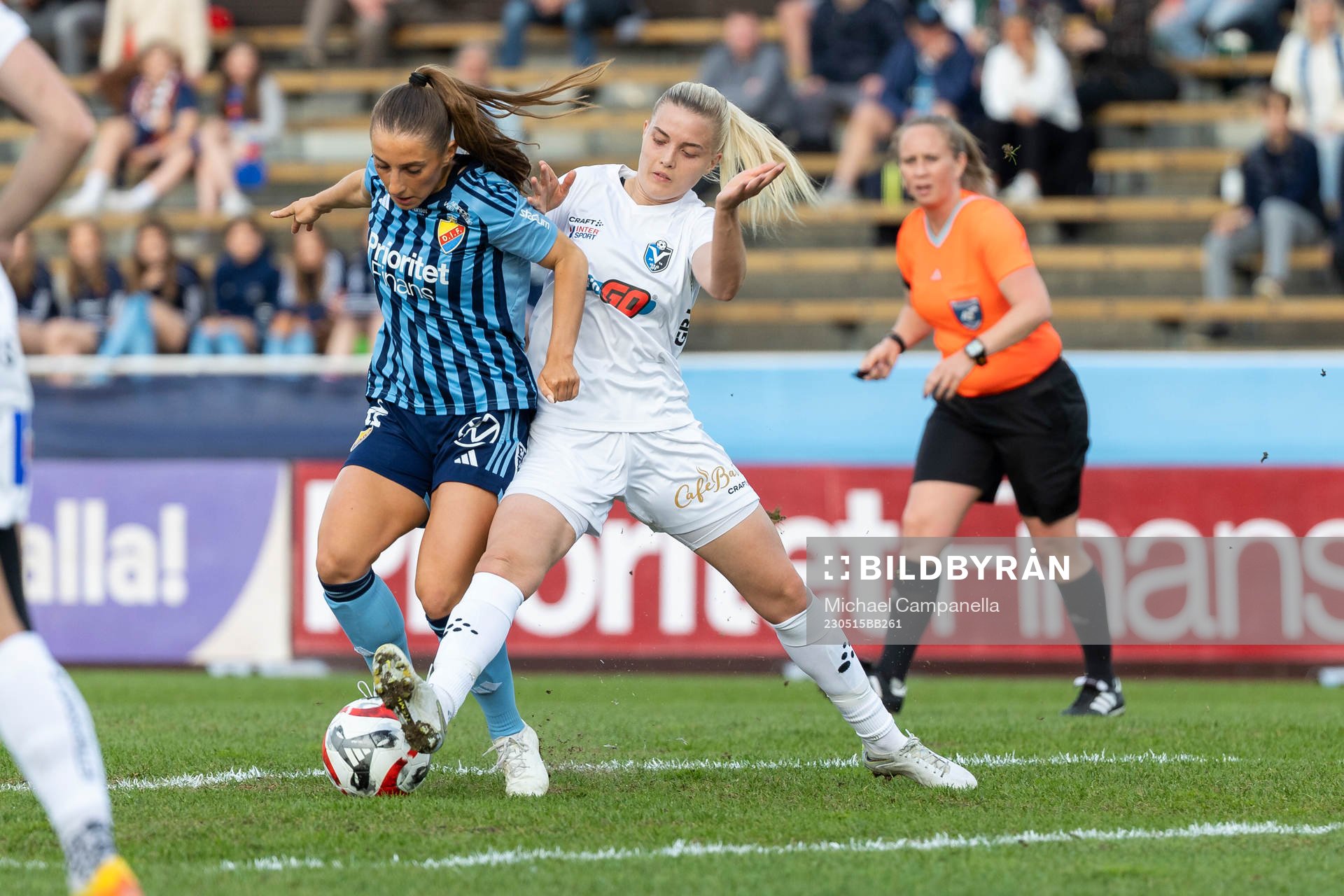 Djurgårdens Tilde Lindwall och Växjö DFFs Olivia Mattsson under fotbollsmatchen i Damallsvenskan mellan Djurgården och Växjö DFF den 15 maj 2023 i Stockholm.