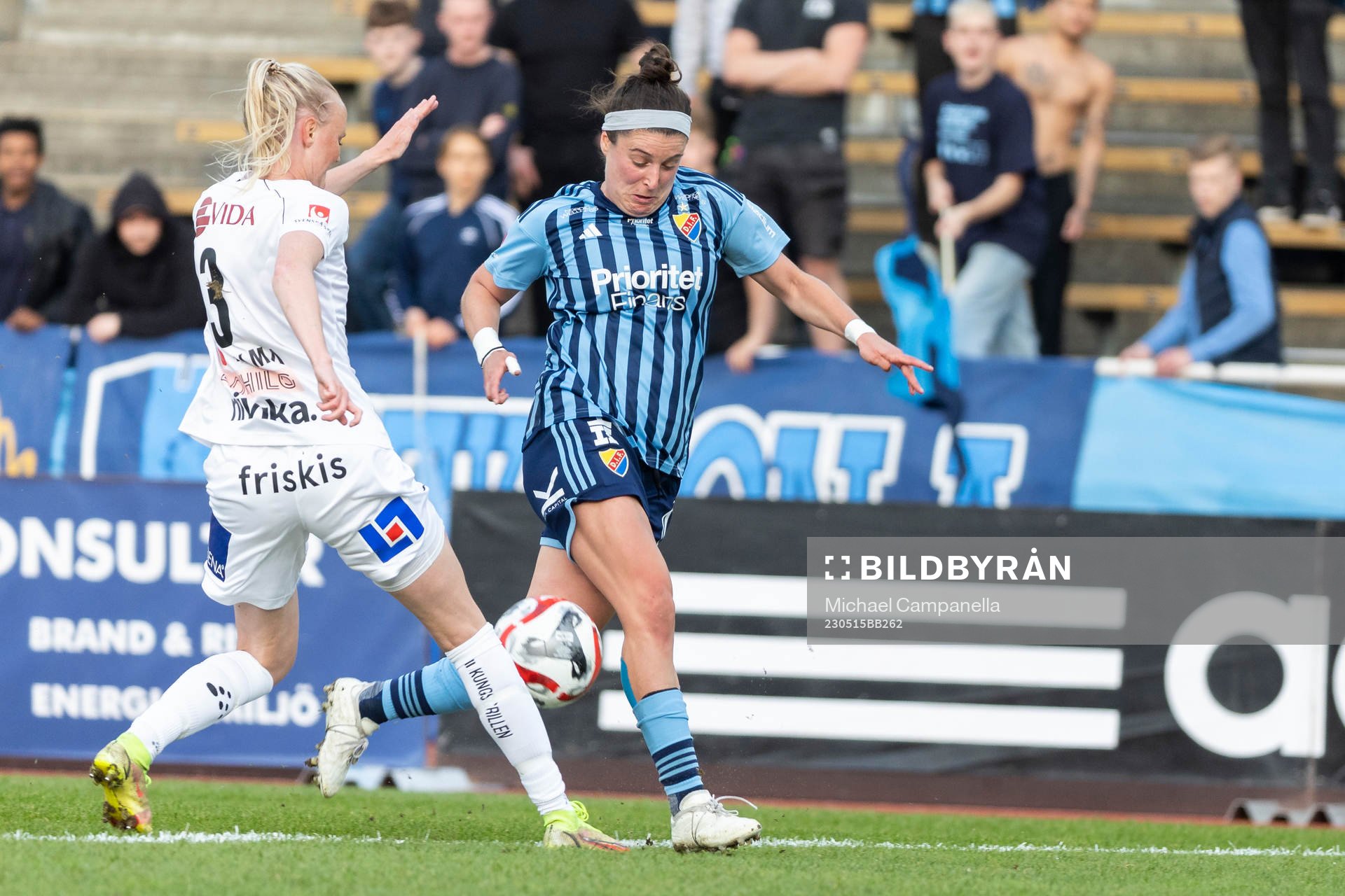 Djurgårdens Hayley Dowd och Växjö DFFs Emma Pennsäter