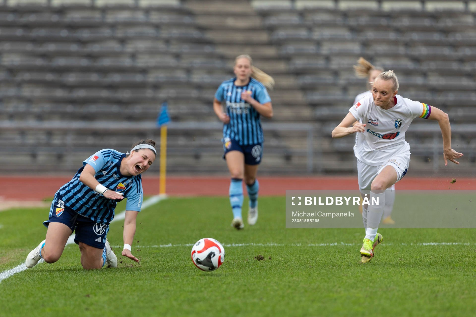Djurgårdens Hayley Dowd och Växjö DFFs Emma Pennsäter