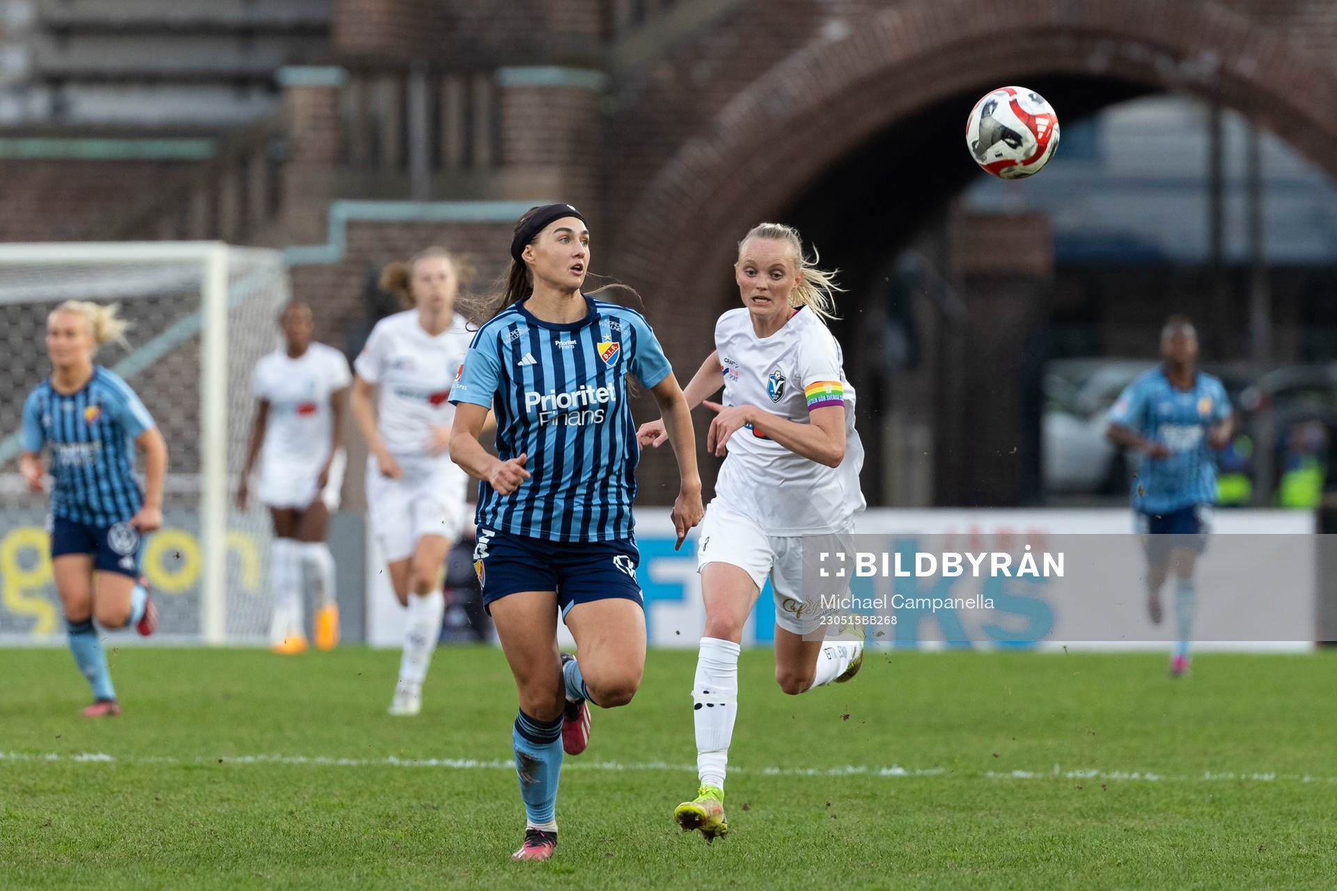 Djurgårdens Lova Lundin och Växjö DFFs Emma Pennsäter