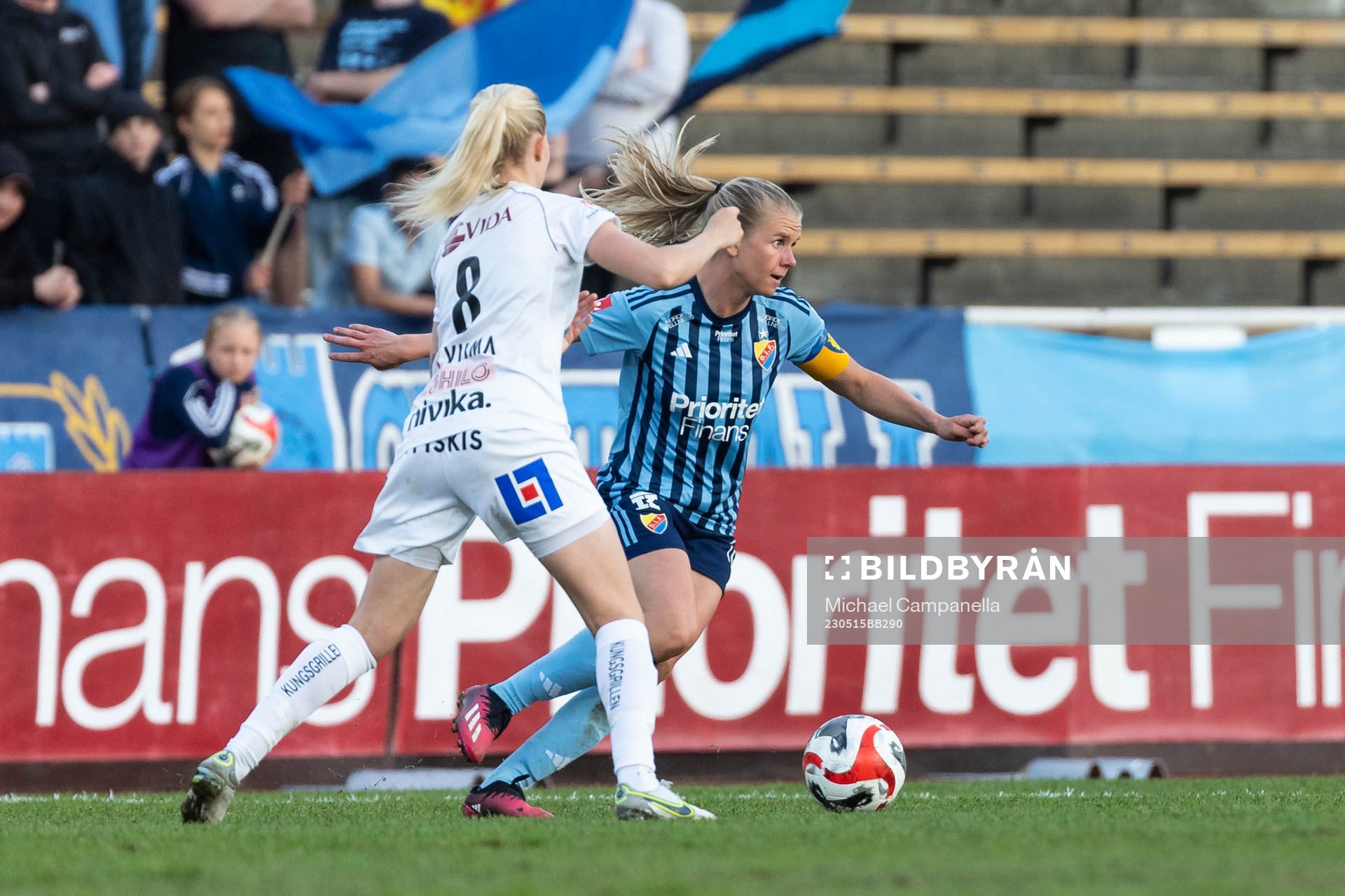 Djurgårdens Nellie Lilja och Växjö DFFs Olivia Mattsson