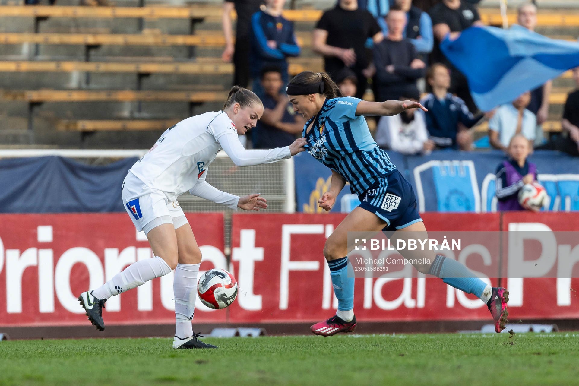 Växjö DFFs Maria Møller Thomsen och Djurgårdens Lova Lundin under fotbollsmatchen i Damallsvenskan mellan Djurgården och Växjö DFF den 15 maj 2023 i Stockholm.