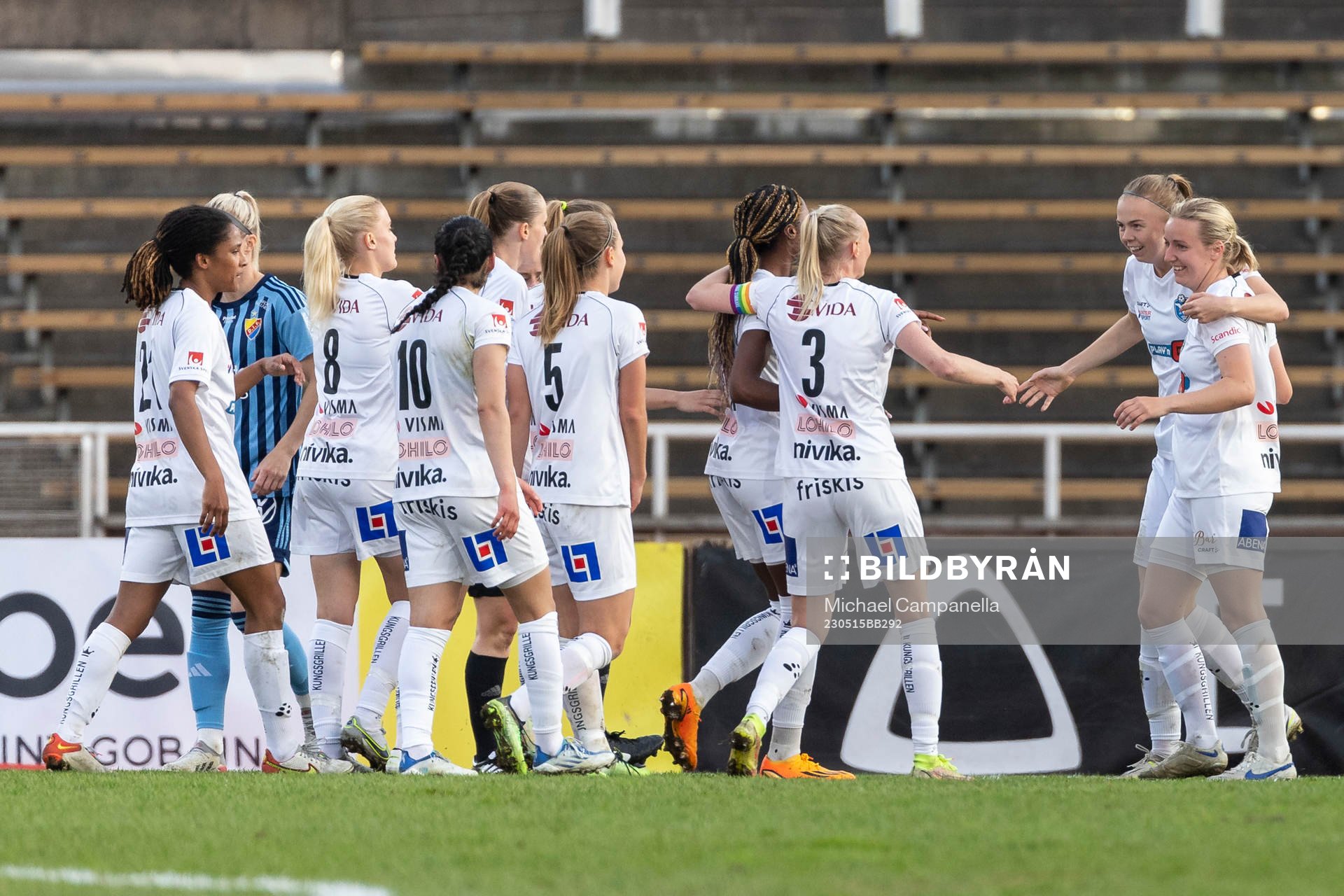 Växjö DFFs spelare jublar
