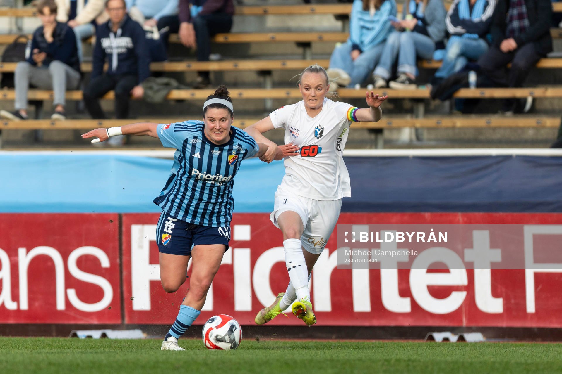 Djurgårdens Hayley Dowd och Växjö DFFs Emma Pennsäter