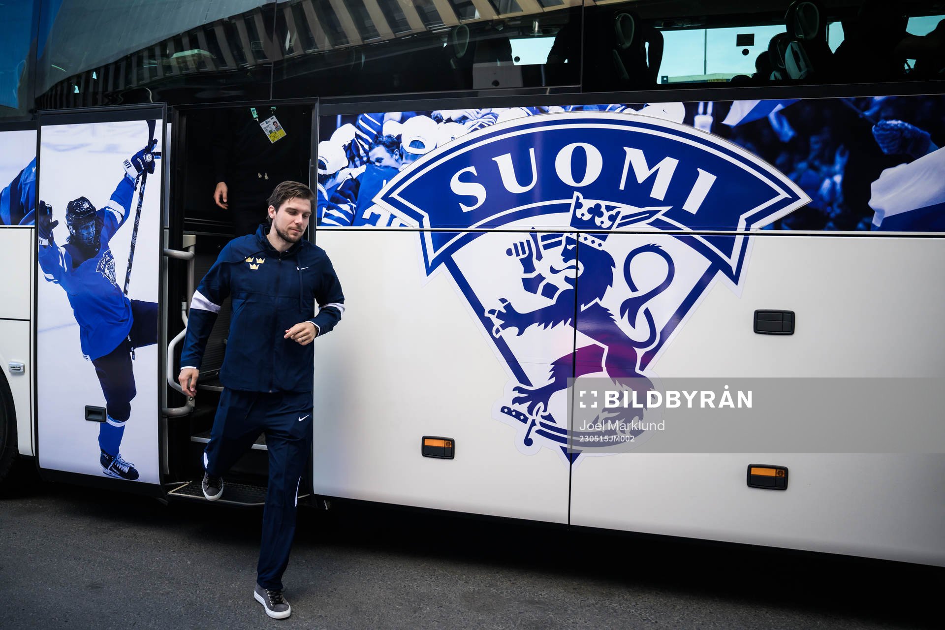 Henrik Tömmernes of Sweden arrives to the arena in a