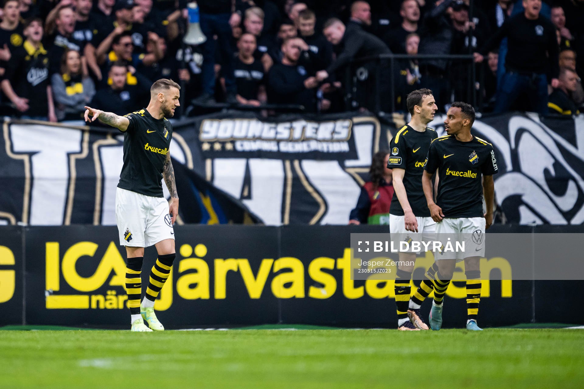 AIKs Alexander Milosevic och Bilal Hussein deppar