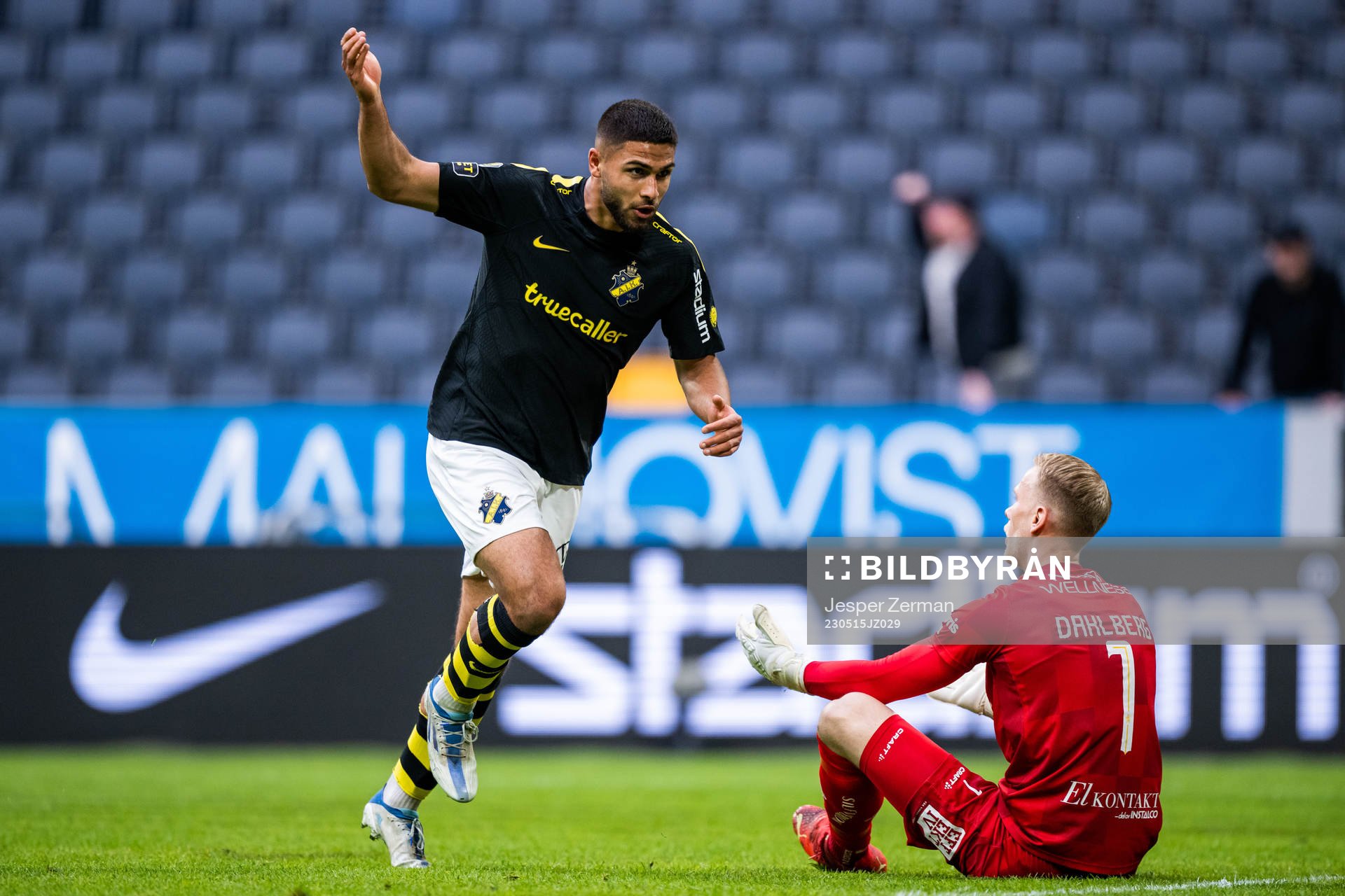AIKs Omar Faraj jublar medan IFK Göteborgs målvakt Pontus