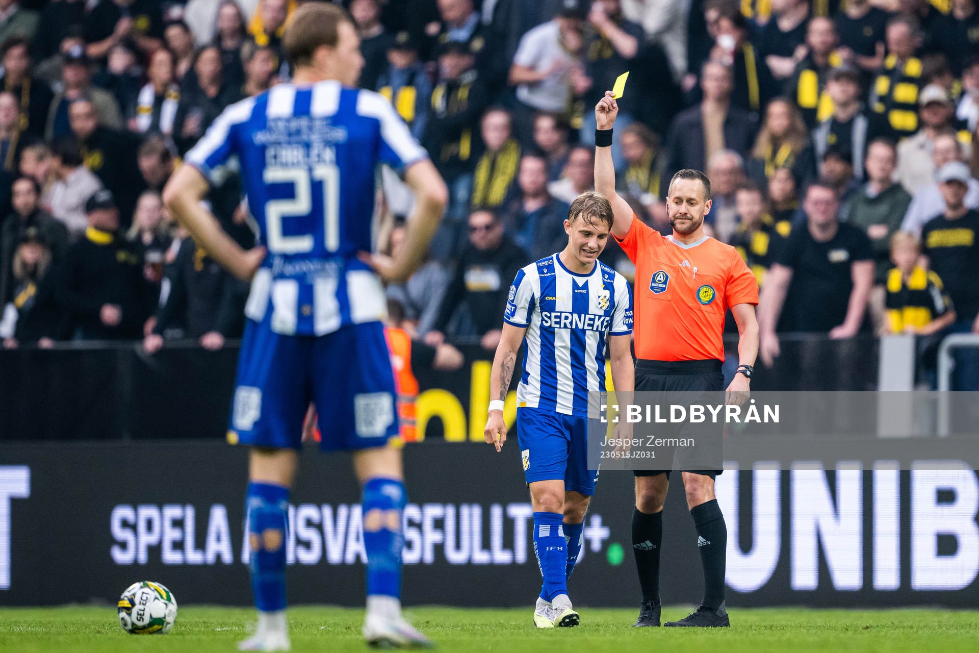 Domare Victor Wolf varnar IFK Göteborgs Linus Carlstrand