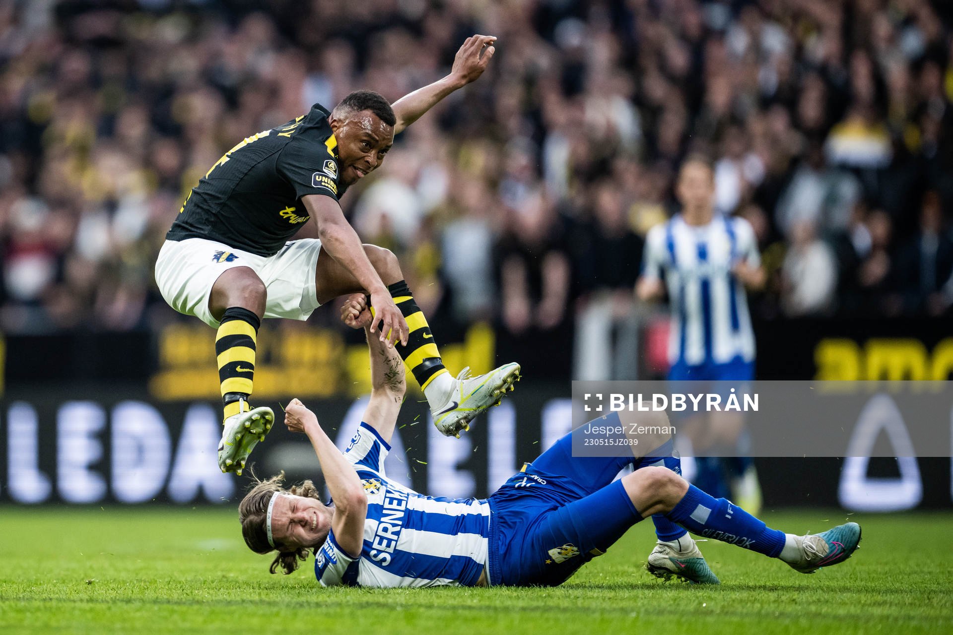 AIKs Abdussalam Magashy och IFK Göteborgs Gustaf Norlin under fotbollsmatchen i Allsvenskan mellan AIK och IFK Göteborg den 15 maj 2023 i Stockholm.