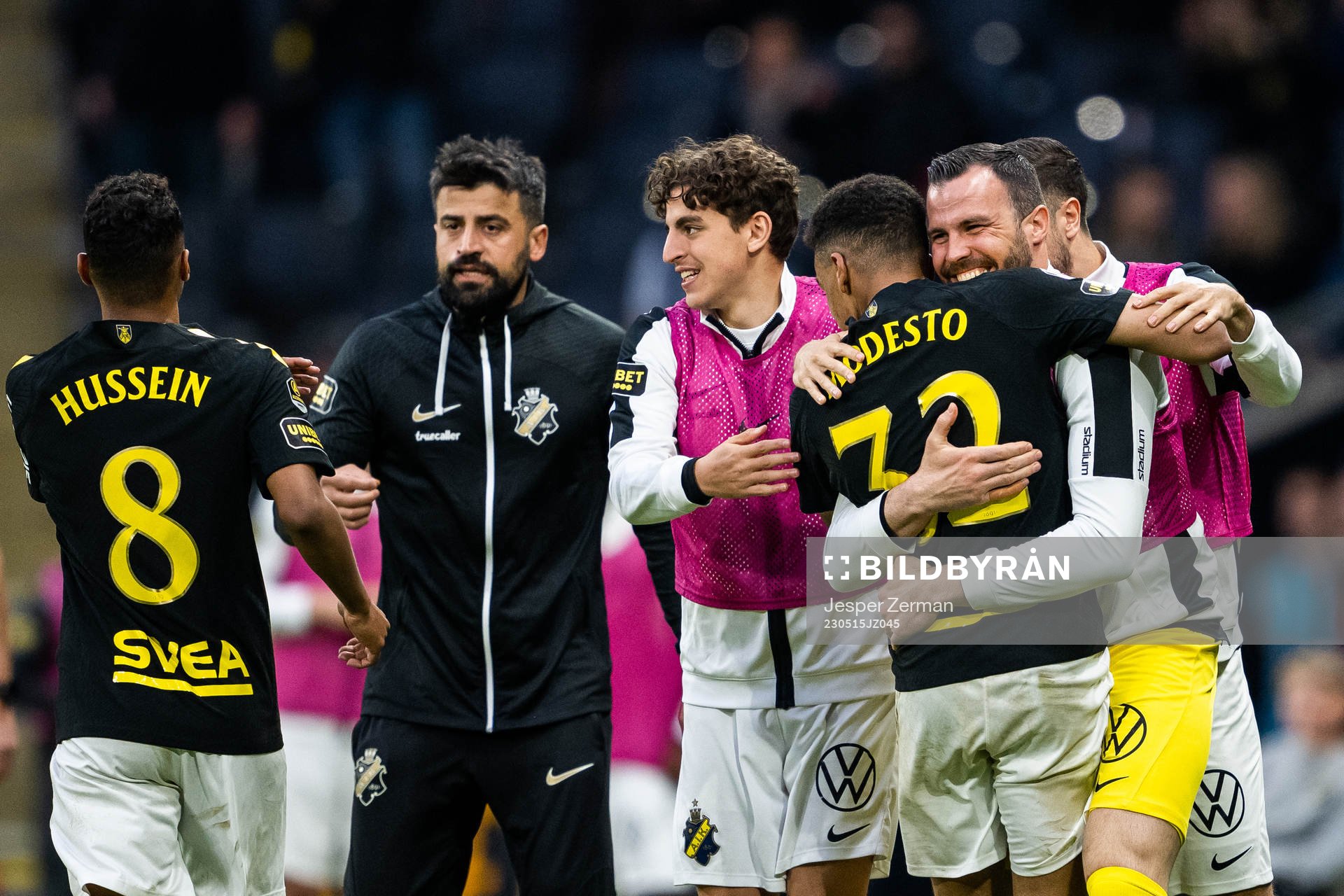 AIKs Rui Modesto jublar med målvakt Budimir Janosevic efter 2-1 under fotbollsmatchen i Allsvenskan mellan AIK och IFK Göteborg den 15 maj 2023 i Stockholm.