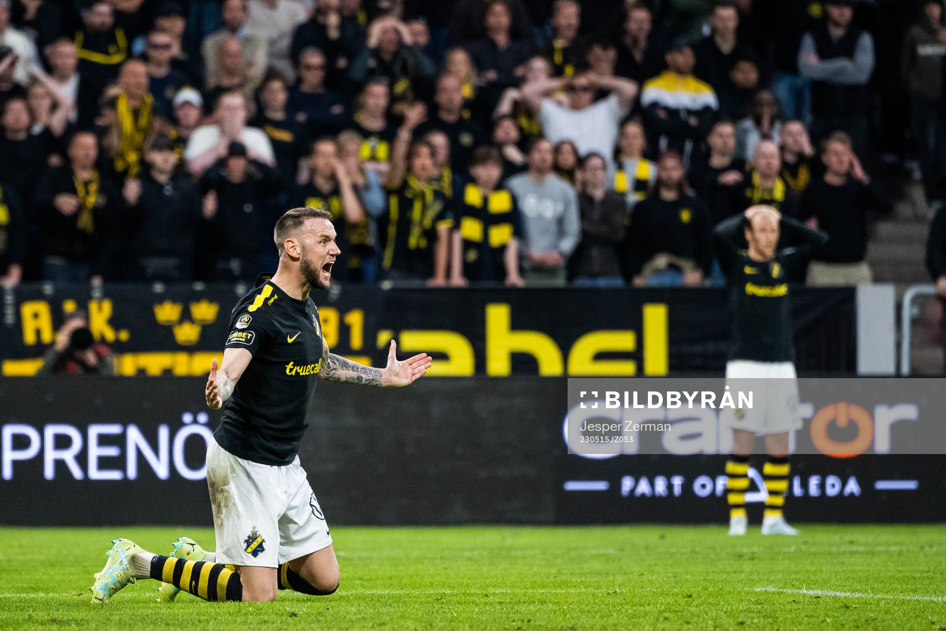 AIKs Alexander Milosevic reagerar mot ett domslut under fotbollsmatchen i Allsvenskan mellan AIK och IFK Göteborg den 15 maj 2023 i Stockholm.