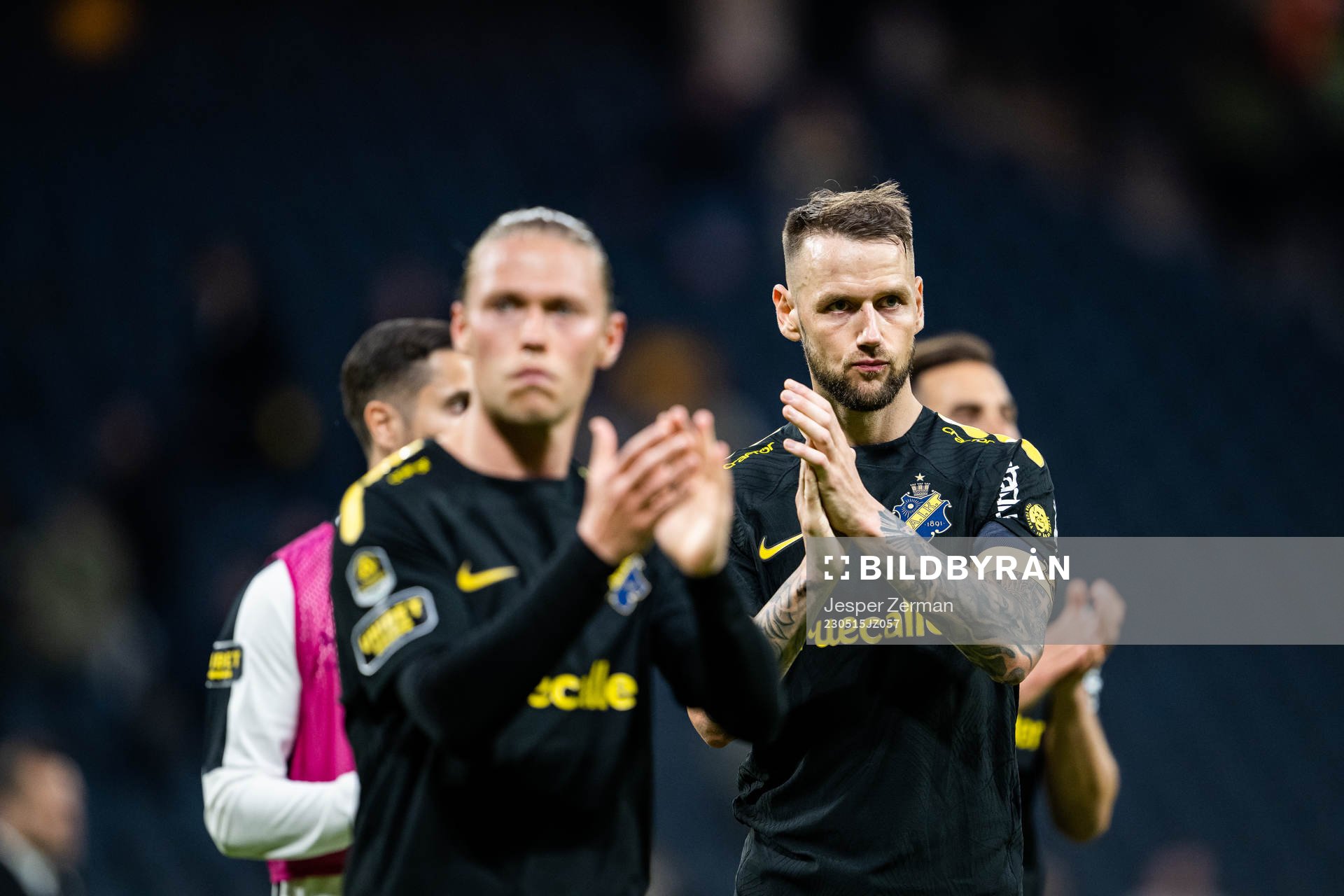 AIKs Viktor Fischer och Alexander Milosevic deppar