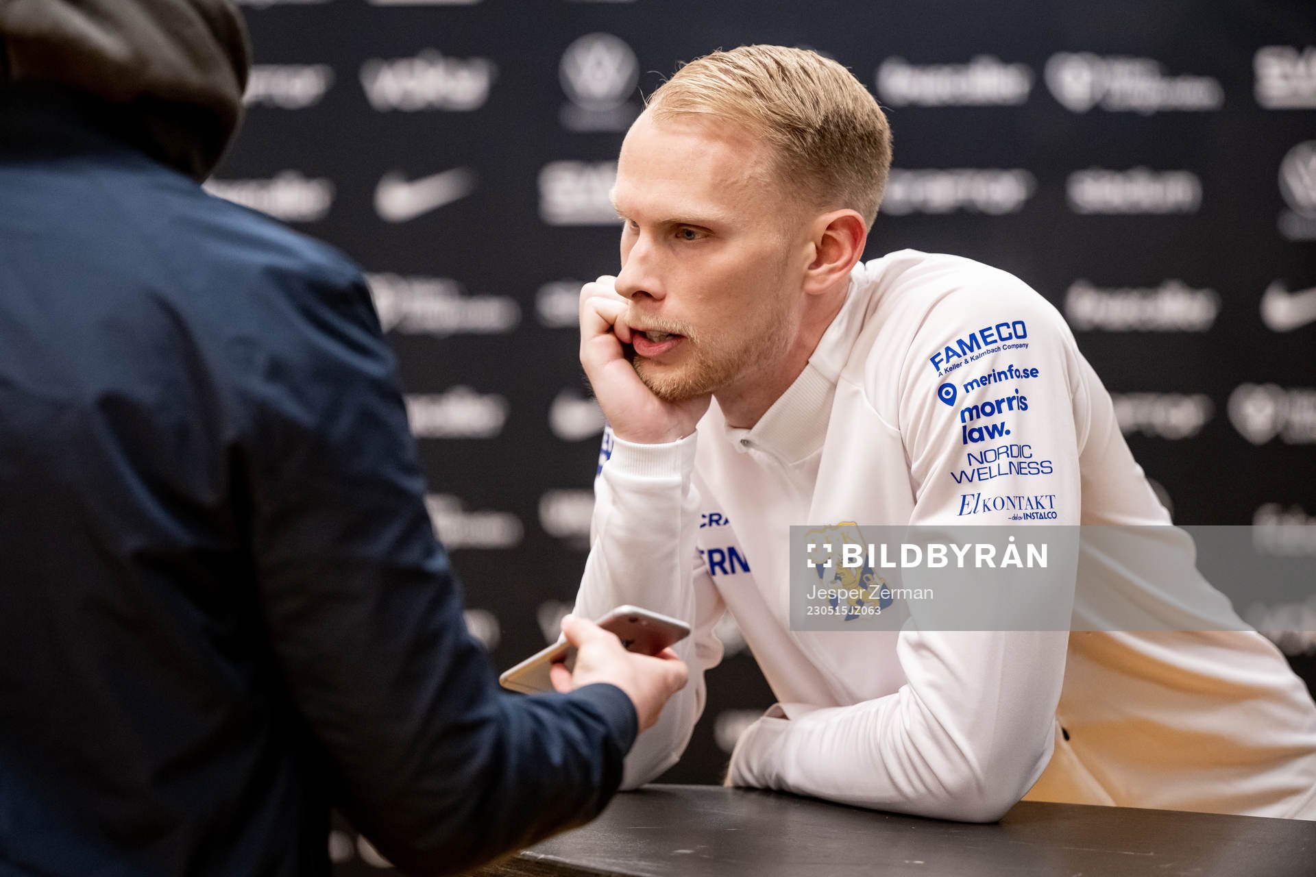 IFK Göteborgs målvakt Pontus Dahlberg pratar med media