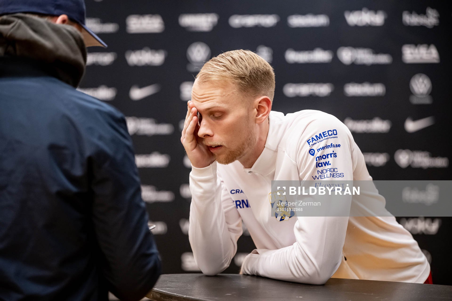 IFK Göteborgs målvakt Pontus Dahlberg pratar med media