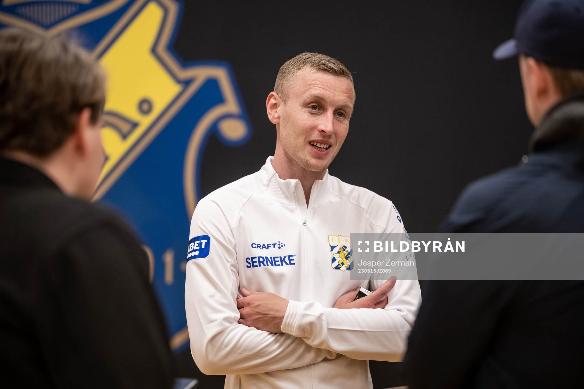 IFK Göteborgs Sebastian Ohlsson pratar med media
