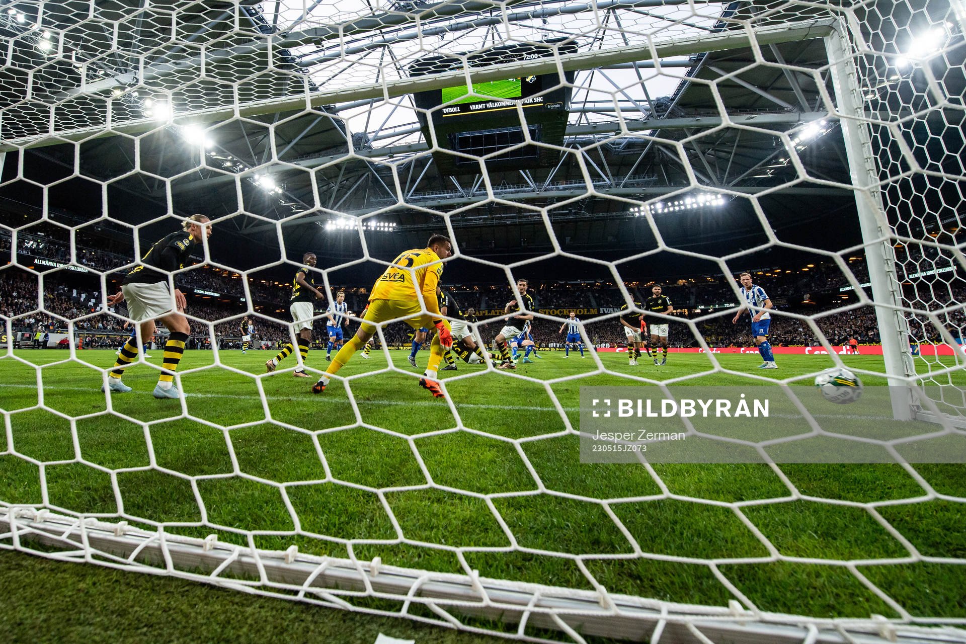 IFK Göteborgs Sebastian Ohlsson gör 2-2 på AIKs målvakt