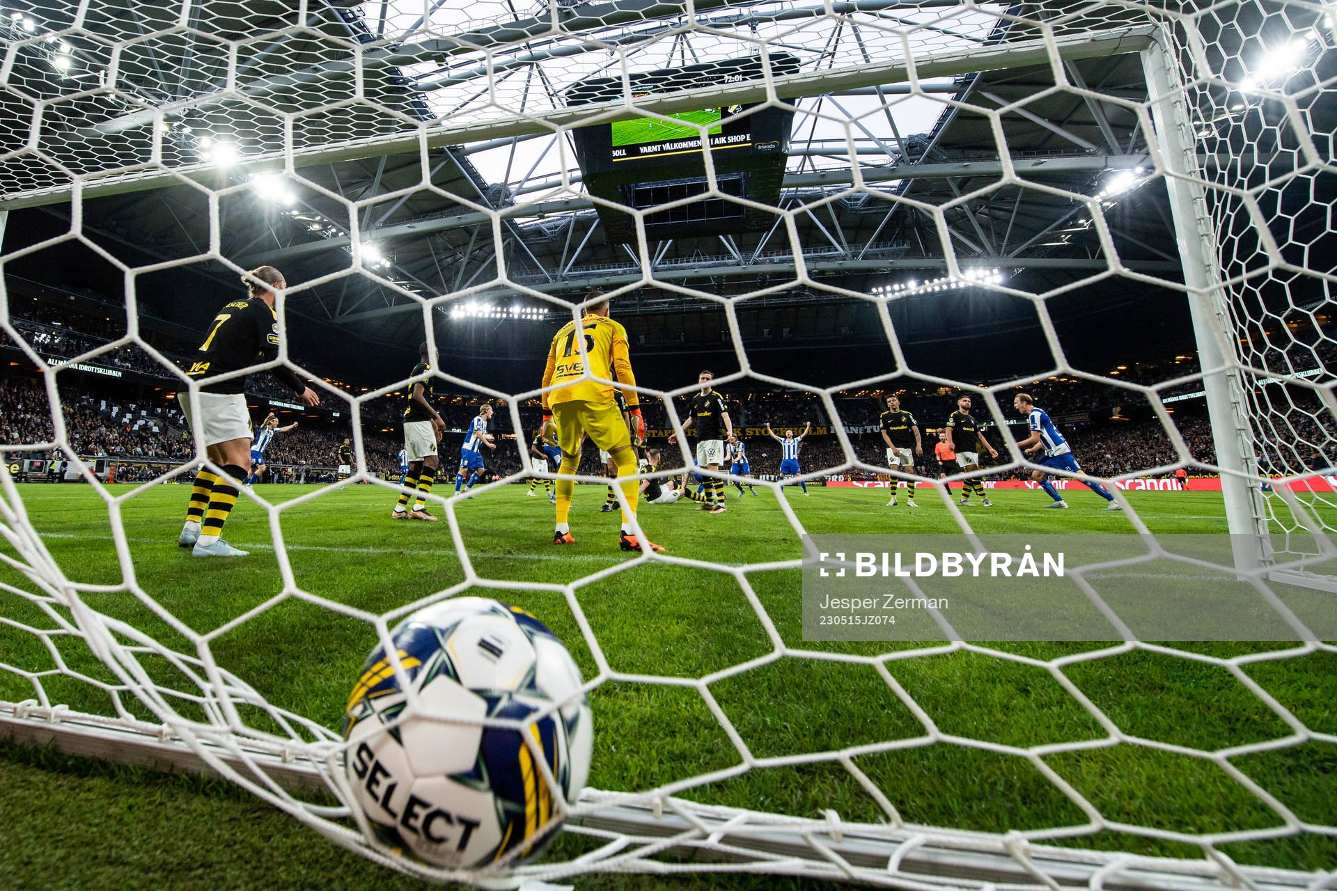 IFK Göteborgs Sebastian Ohlsson gör 2-2 på AIKs målvakt Kristoffer Nordfeldt under fotbollsmatchen i Allsvenskan mellan AIK och IFK Göteborg den 15 maj 2023 i Stockholm.