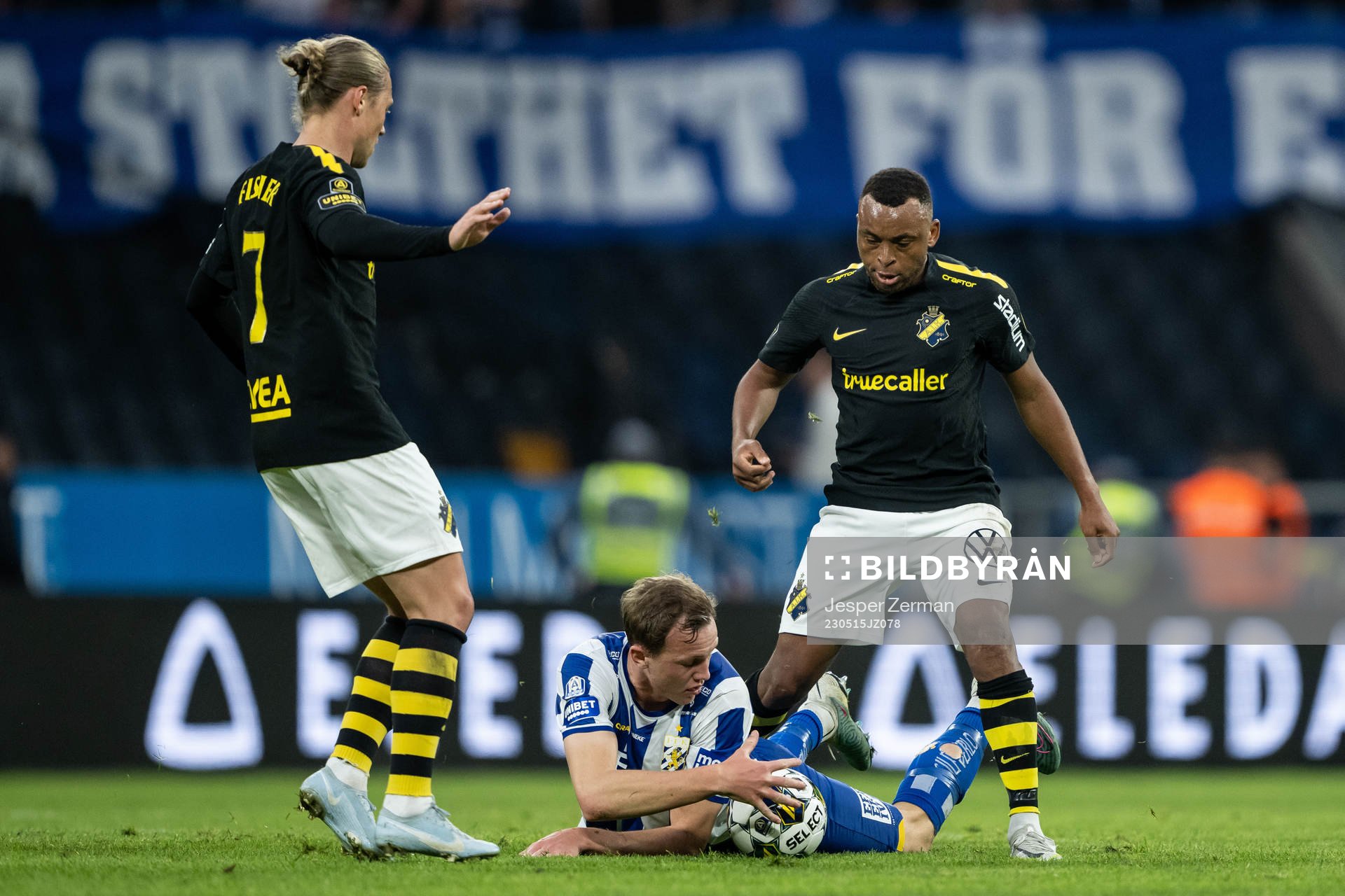 AIKs Viktor Fischer och Abdussalam Magashy mot IFK