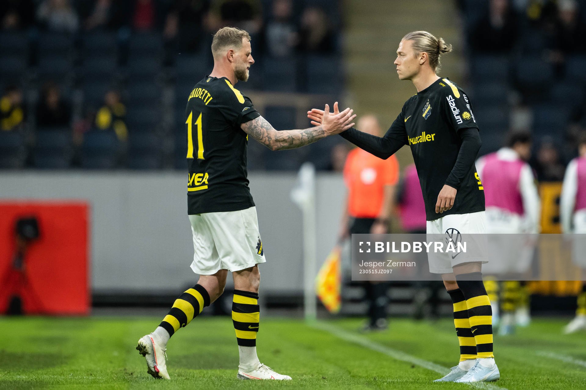 AIKs John Guidetti byts ut för Viktor Fischer under fotbollsmatchen i Allsvenskan mellan AIK och IFK Göteborg den 15 maj 2023 i Stockholm. 