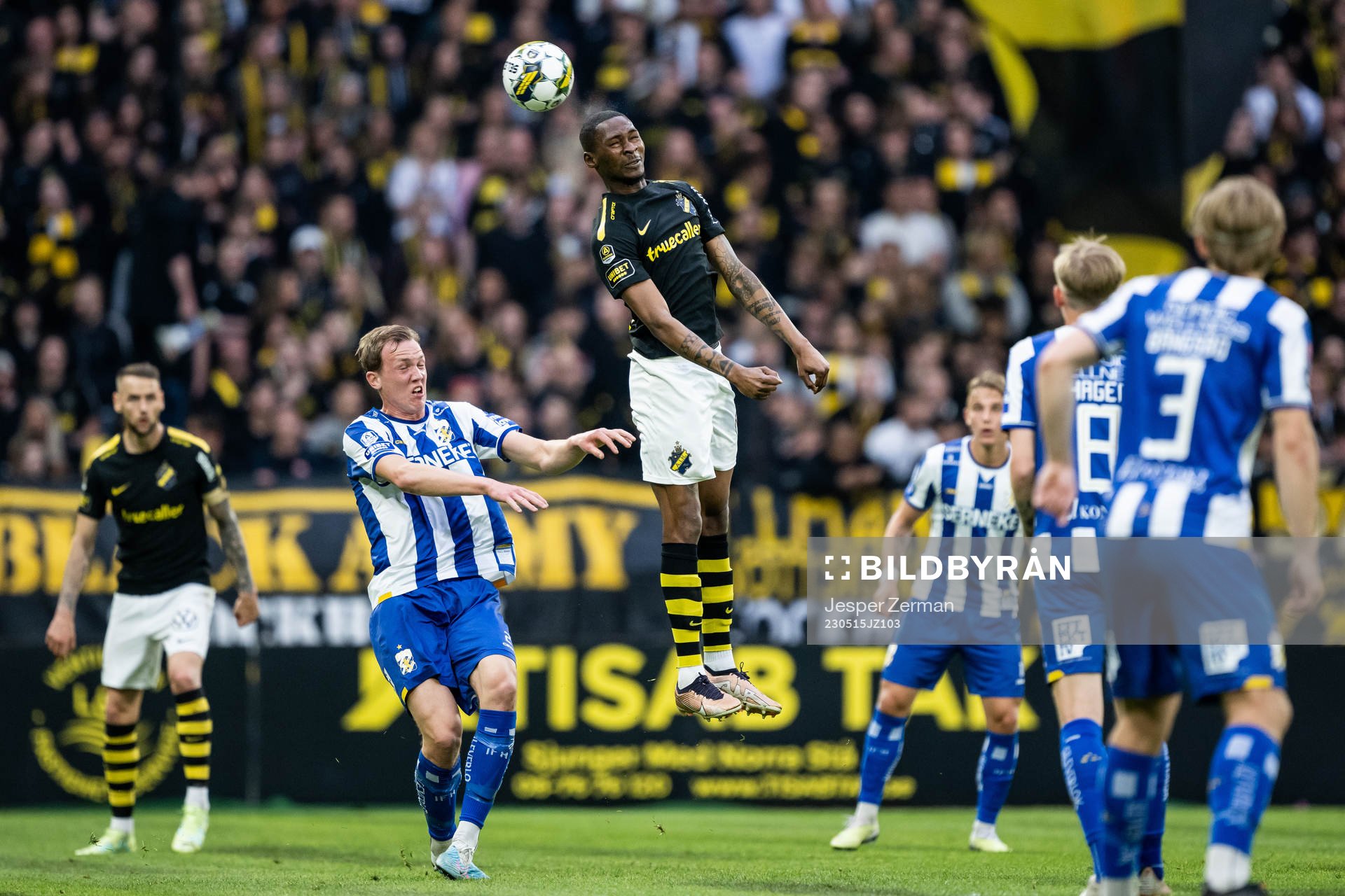 IFK Göteborgs Adam Carlén och AIKs Aboubakar Keita