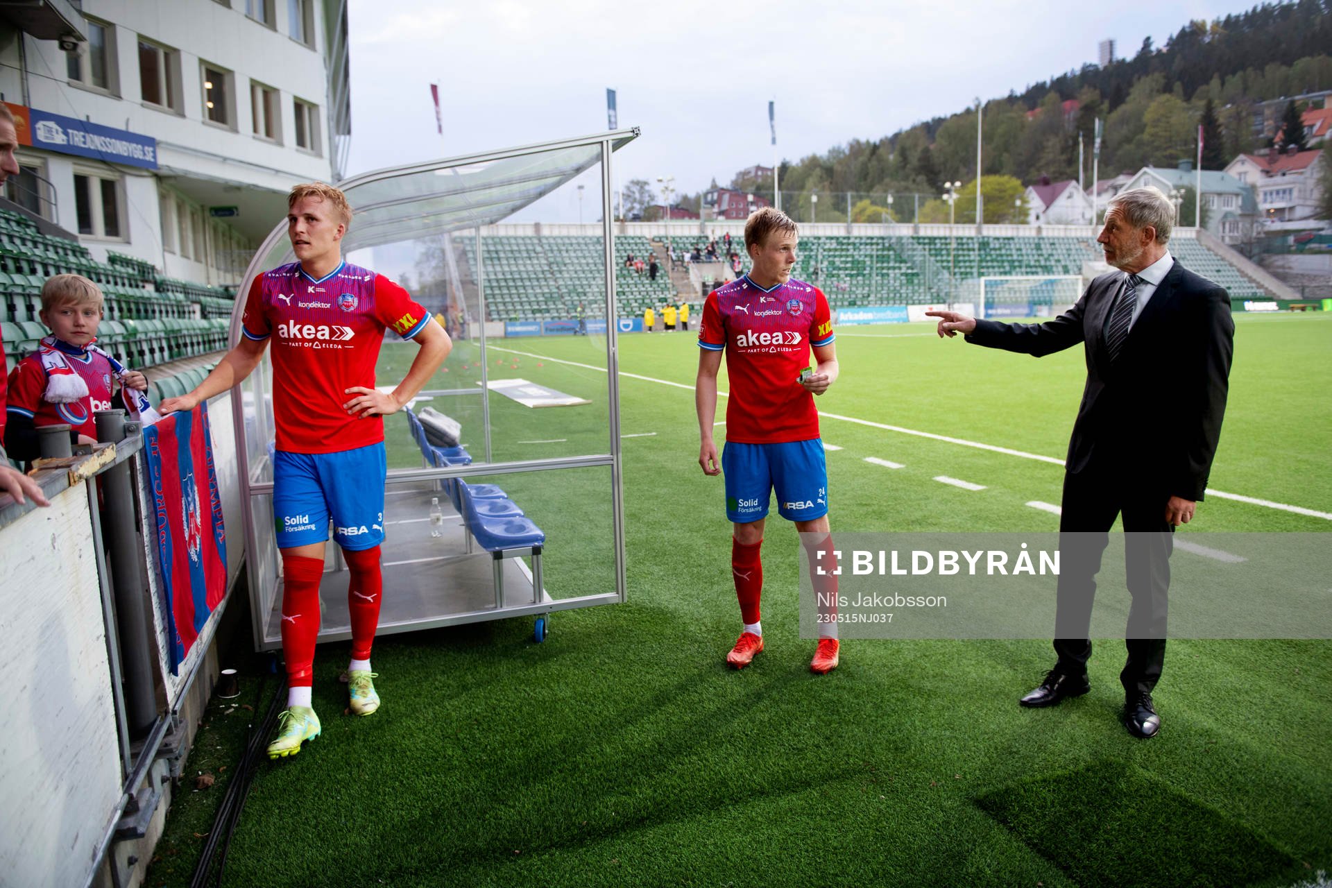 Helsingborgs Casper Widell, Emil Hellman och tränare Stuart Baxter efter fotbollsmatchen i Superettan mellan GIF Sundsvall och Helsingborg den 15 maj 2023 i Sundsvall.