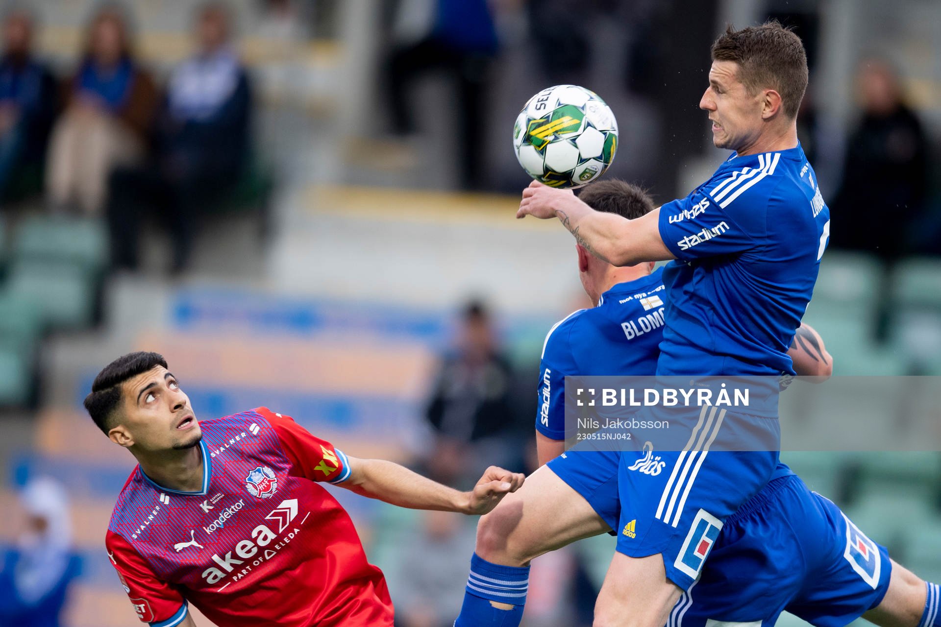 Helsingborgs Amar Muhsin och GIF Sundsvalls Fredrik Lundgren under fotbollsmatchen i Superettan mellan GIF Sundsvall och Helsingborg den 15 maj 2023 i Sundsvall.