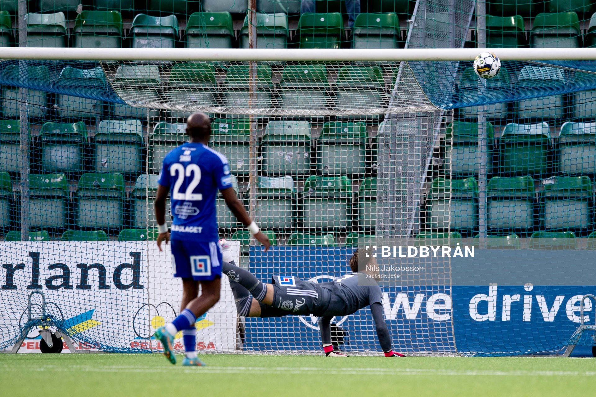 GIF Sundsvalls målvakt Oscar Jonsson ser 1-1 segla in i