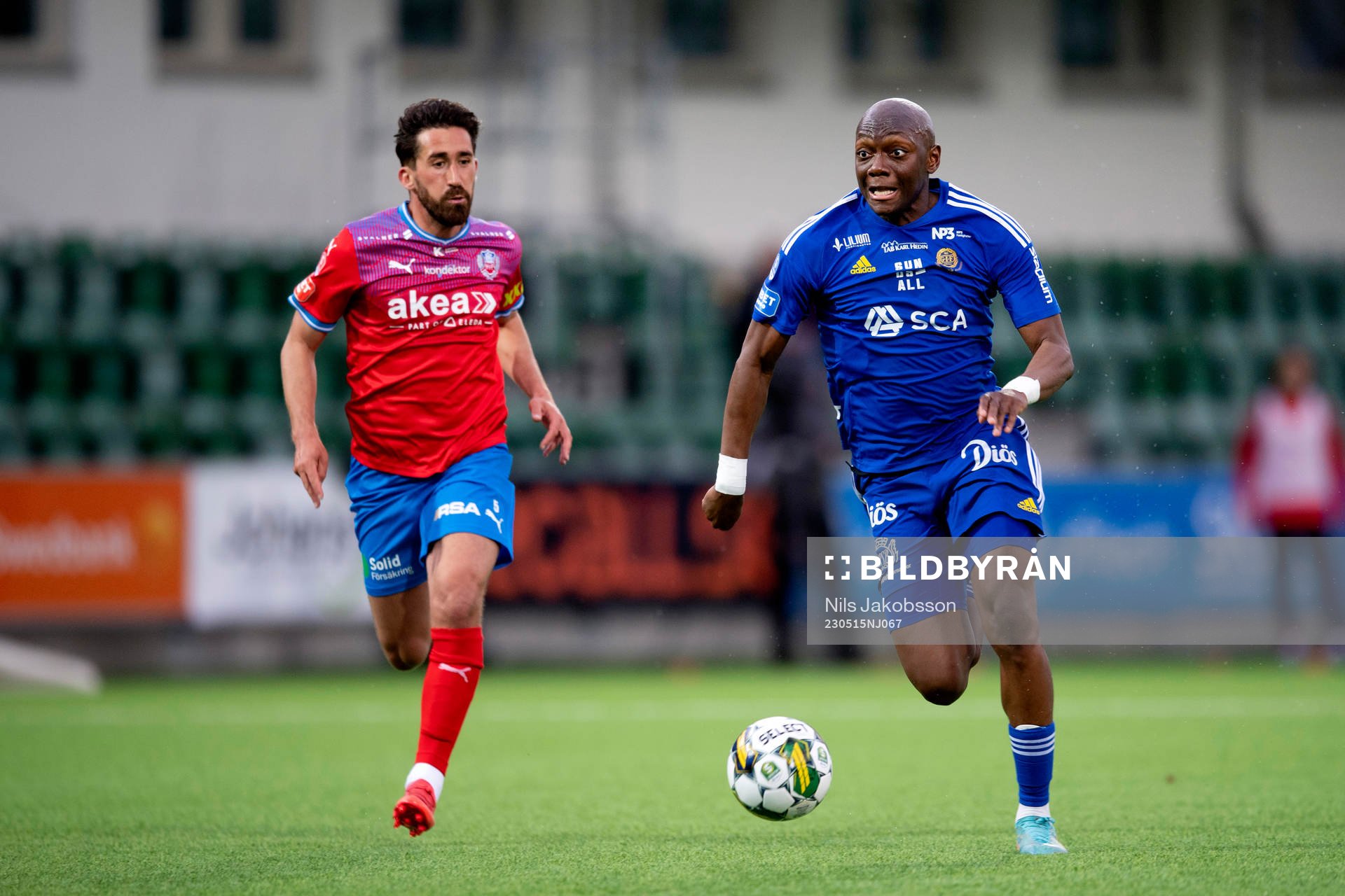 Helsingborgs Frederik Holst och GIF Sundsvalls Moonga Simba under fotbollsmatchen i Superettan mellan GIF Sundsvall och Helsingborg den 15 maj 2023 i Sundsvall.