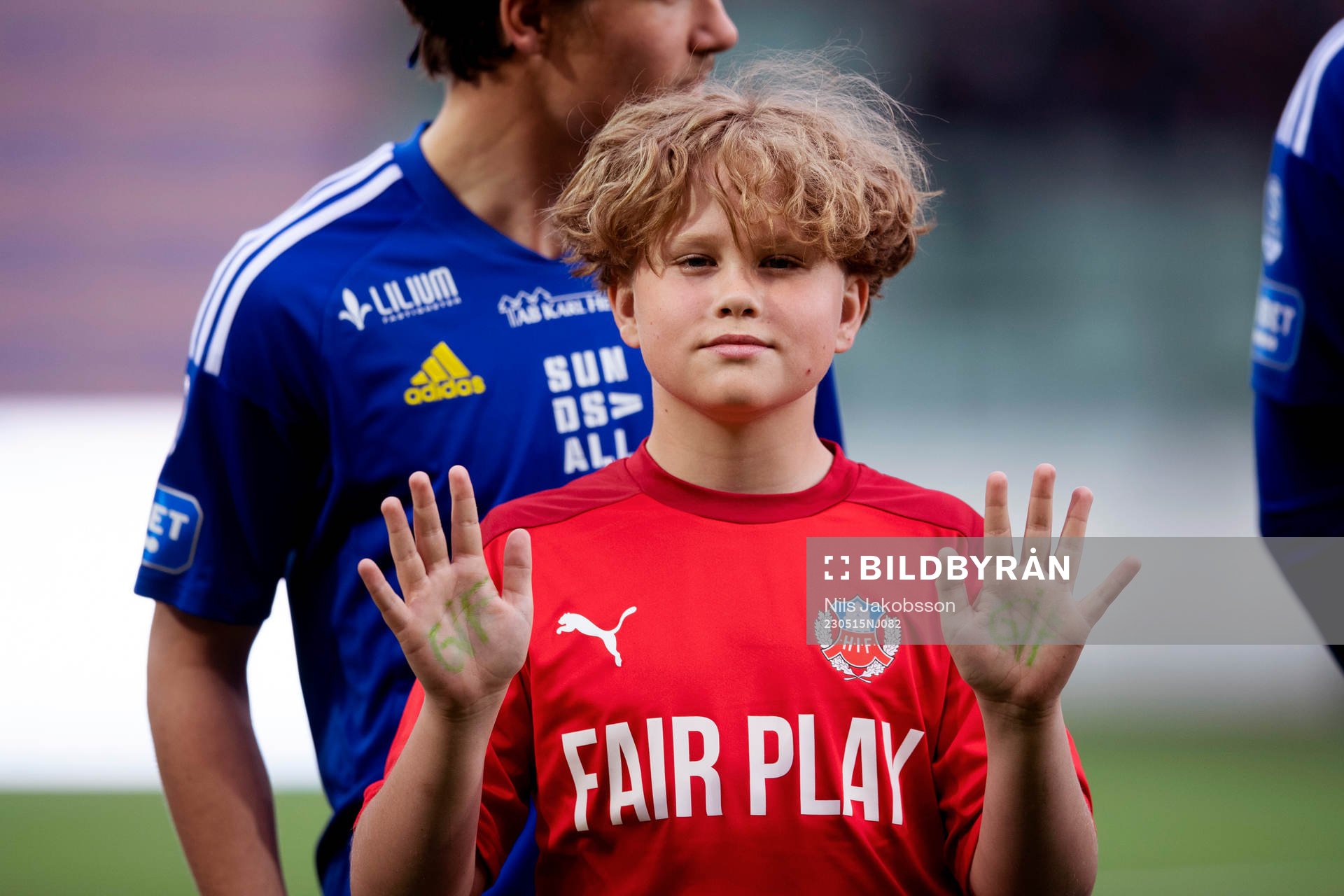 En maskot med Helsingborgs matchtröja har skrivit GIF i