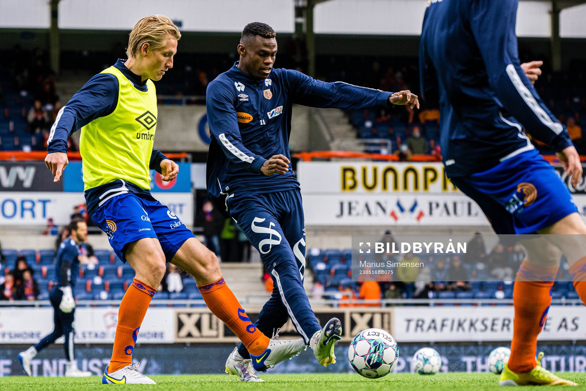 Erlend Segberg and Ebiye Moses of Aalesund warms up